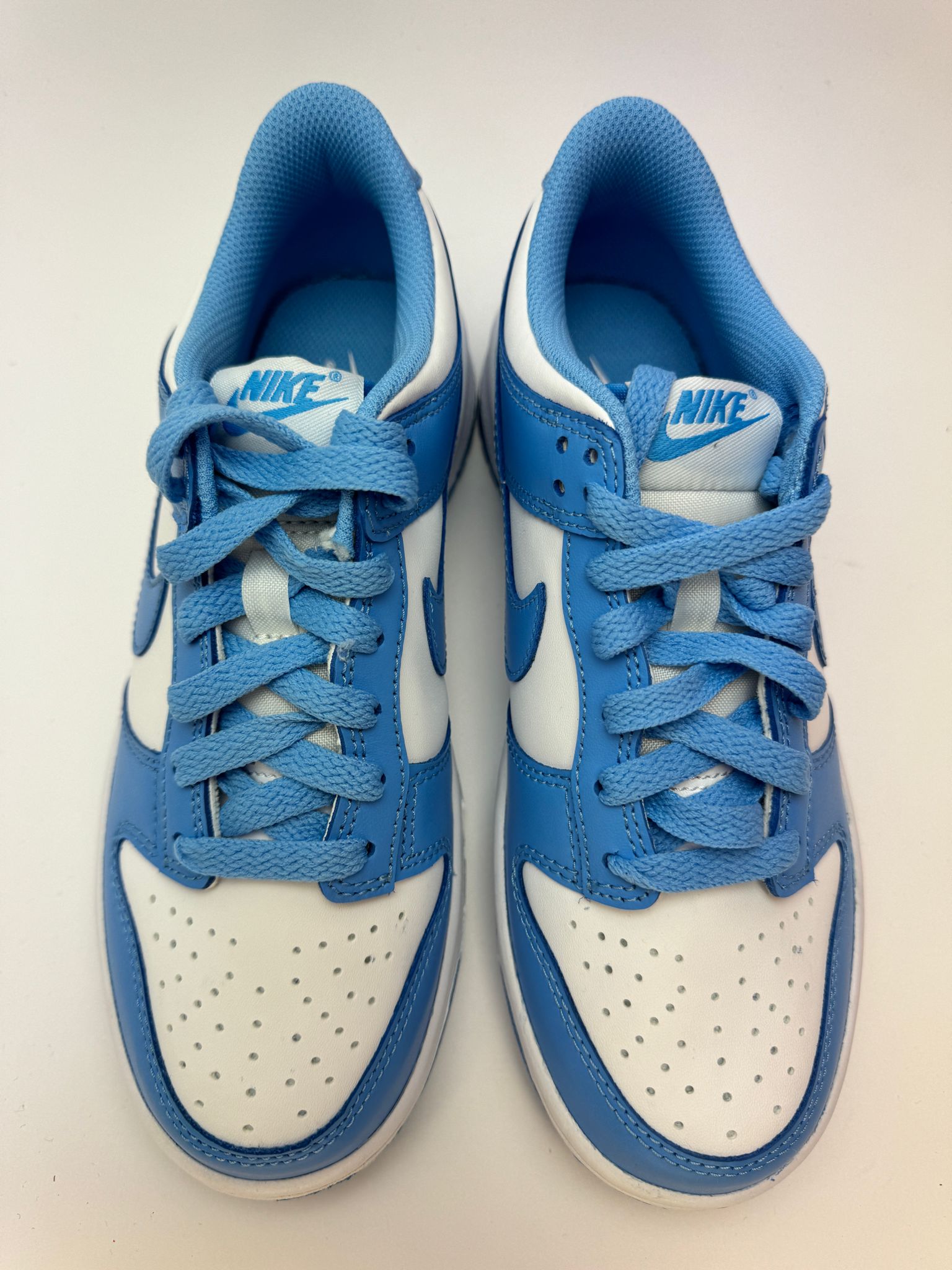 „Detailansicht der Zunge – Nike Dunk Low UNC mit Secondary-Bungee-Schnürung und Zungenlabel