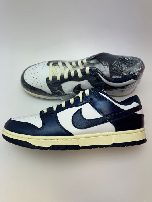 Nike Dunk Low PRM Vintage Navy – rechte Seitenansicht mit weißem Leder-Upper und Midnight Navy-Overlays