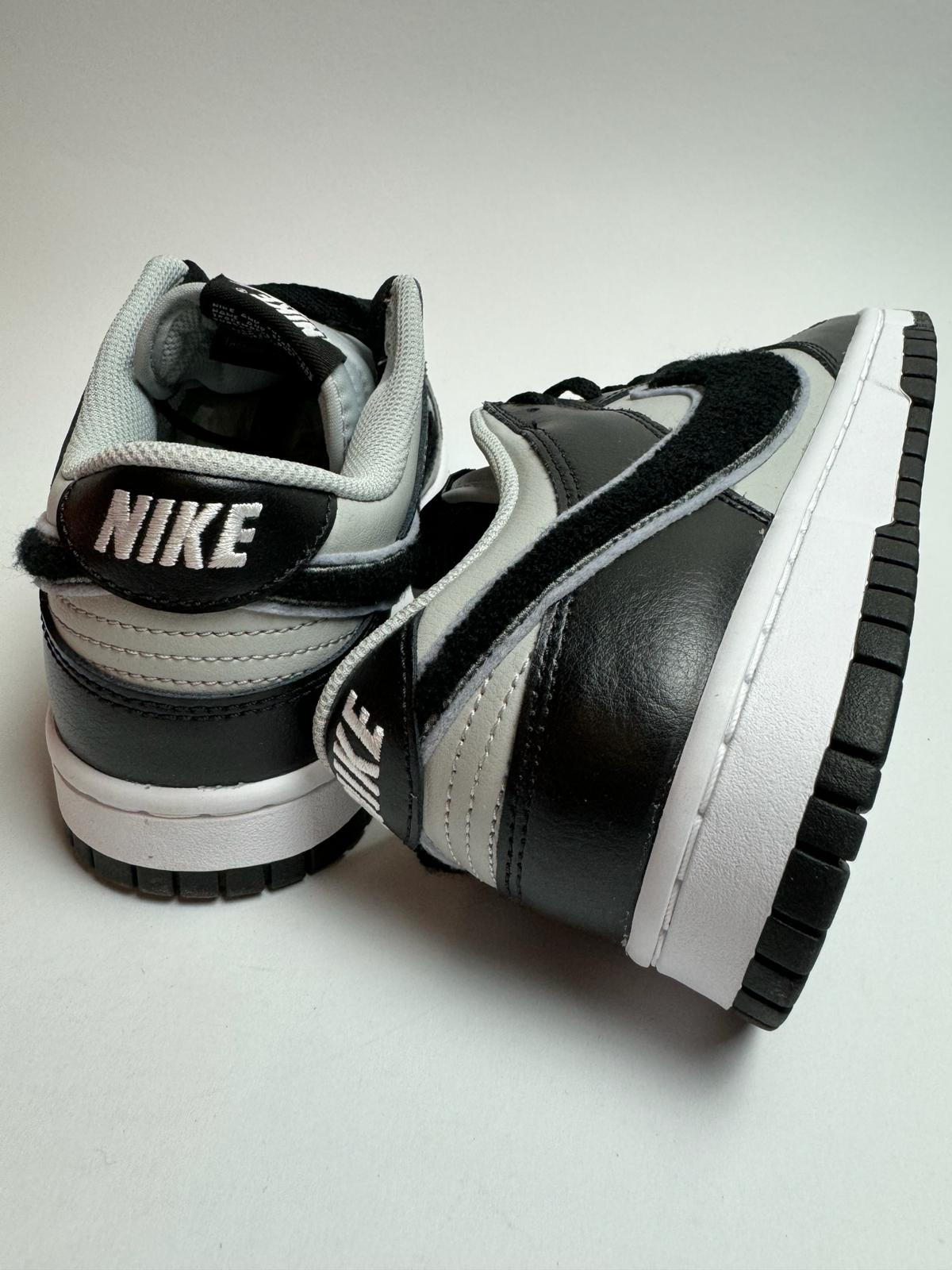 Nike Dunk Low Chenille Swoosh Black Grey – Rückansicht mit gepolsterter Ferse und Nike Logo