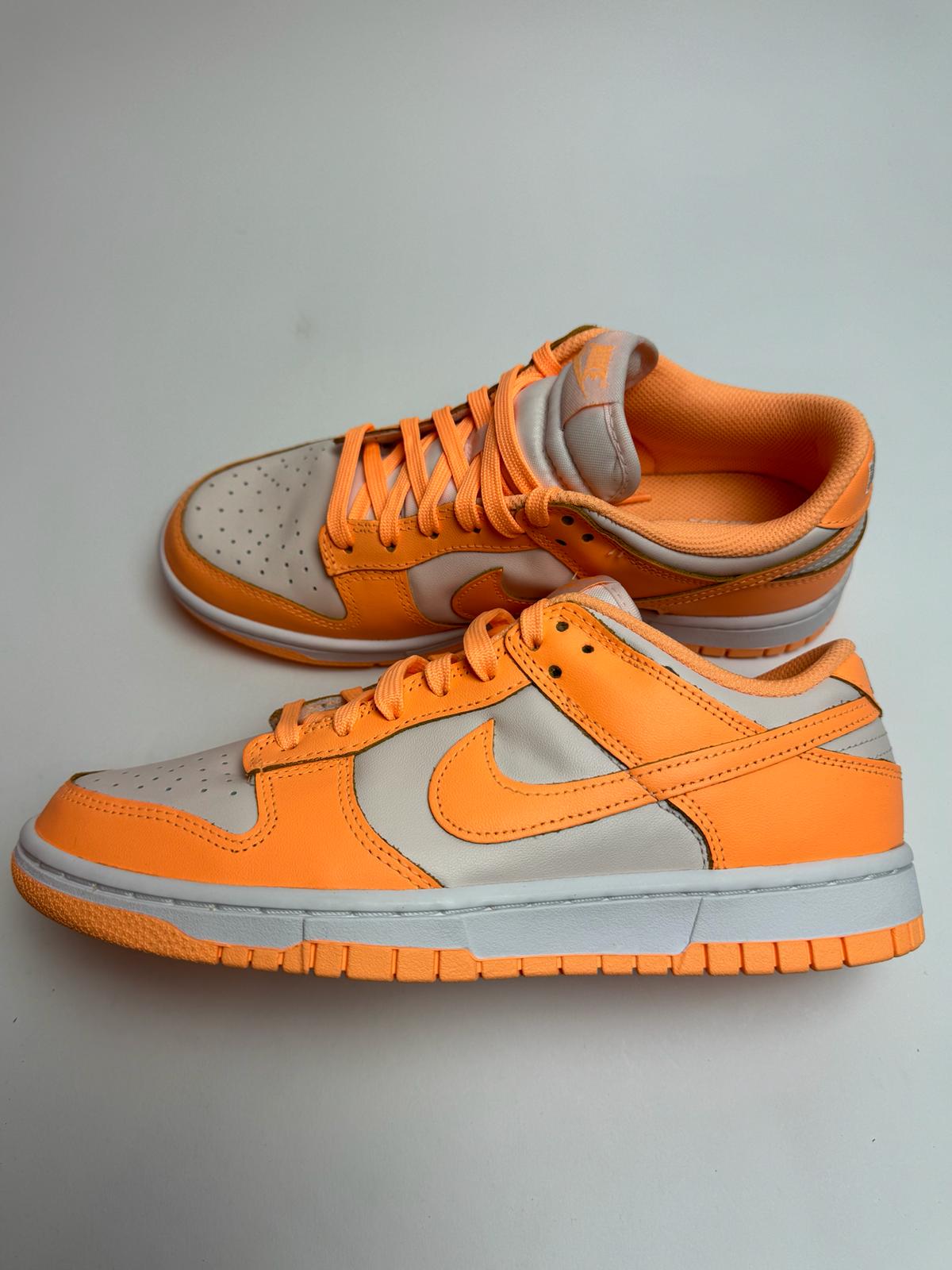 Nike Dunk Low Peach Cream – rechte Seitenansicht mit cremigem Obermaterial und zartem Pfirsich-Overlay