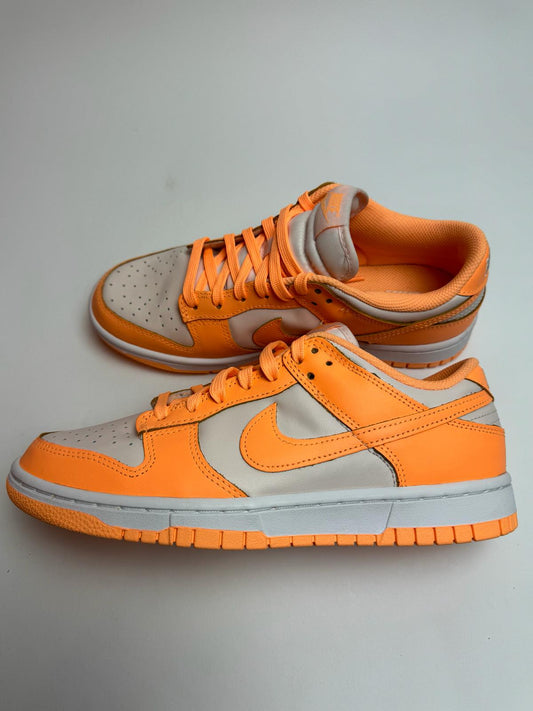 Nike Dunk Low Peach Cream – rechte Seitenansicht mit cremigem Obermaterial und zartem Pfirsich-Overlay
