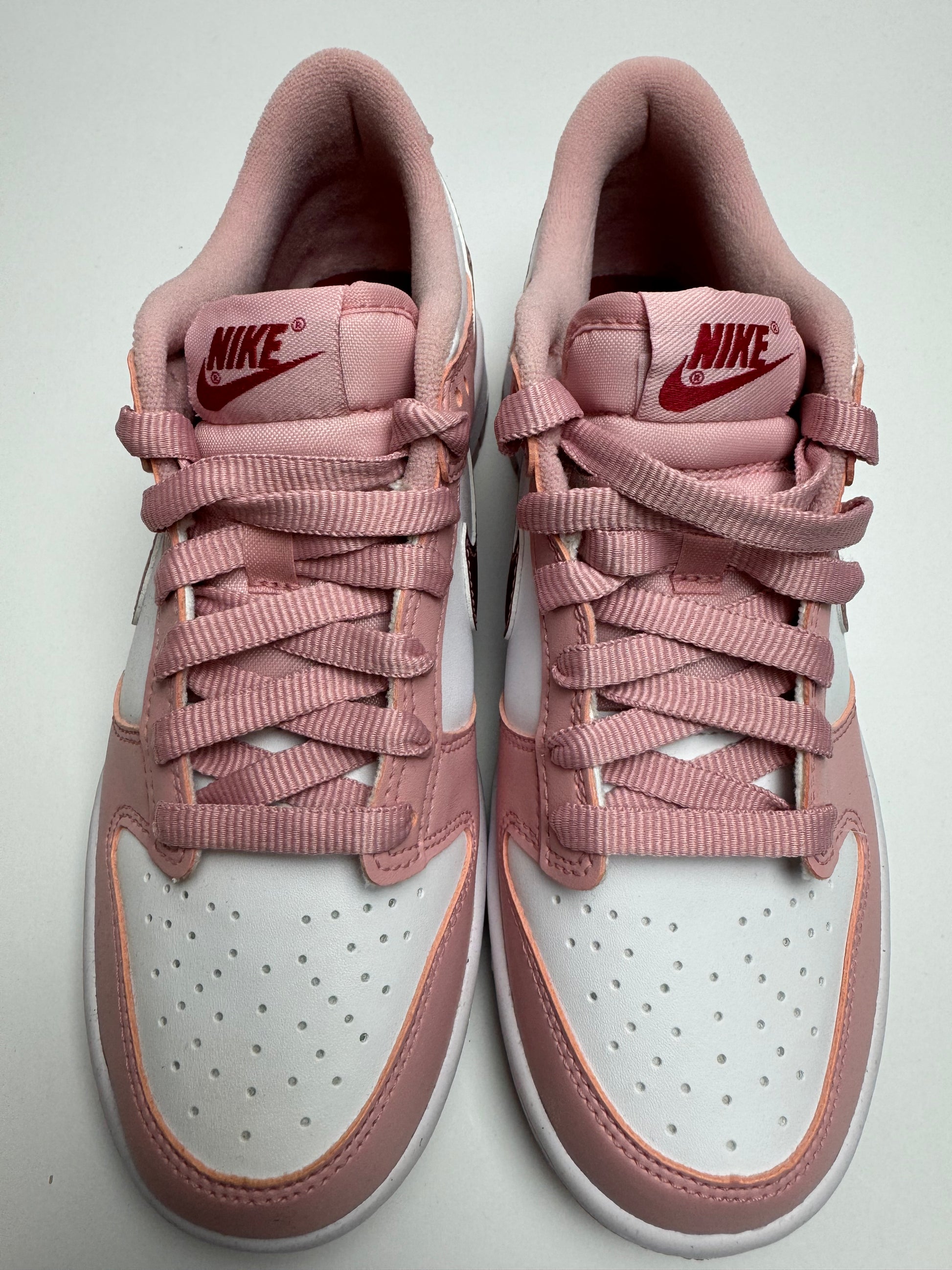 Detailansicht der Zunge – Nike Dunk Low Pink Velvet mit leuchtend rotem Branding-Tag