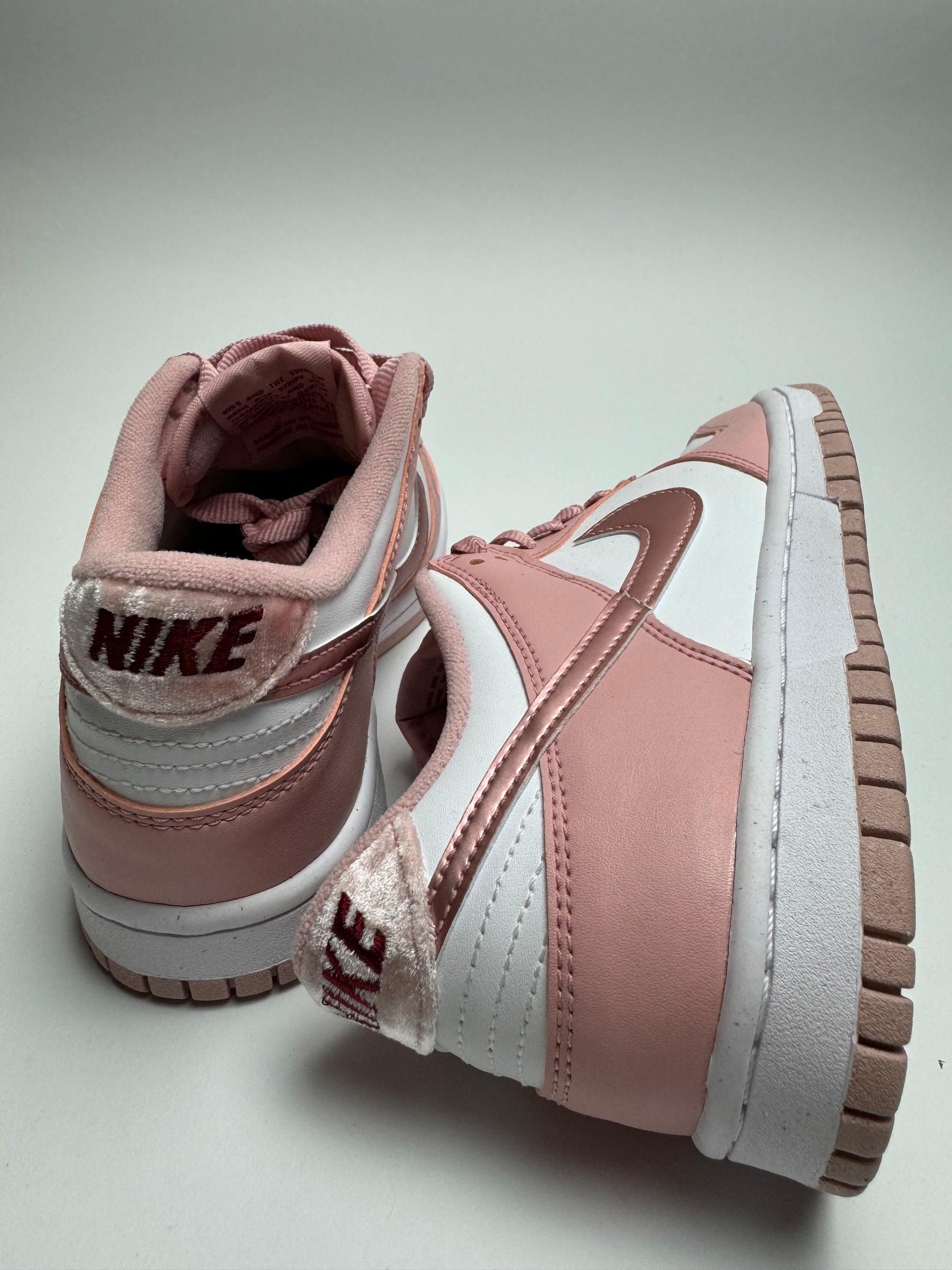 Rückansicht des Sneakers – Nike Dunk Low Pink Velvet mit samtiger rosa Velvet‑Fersen‑Patch