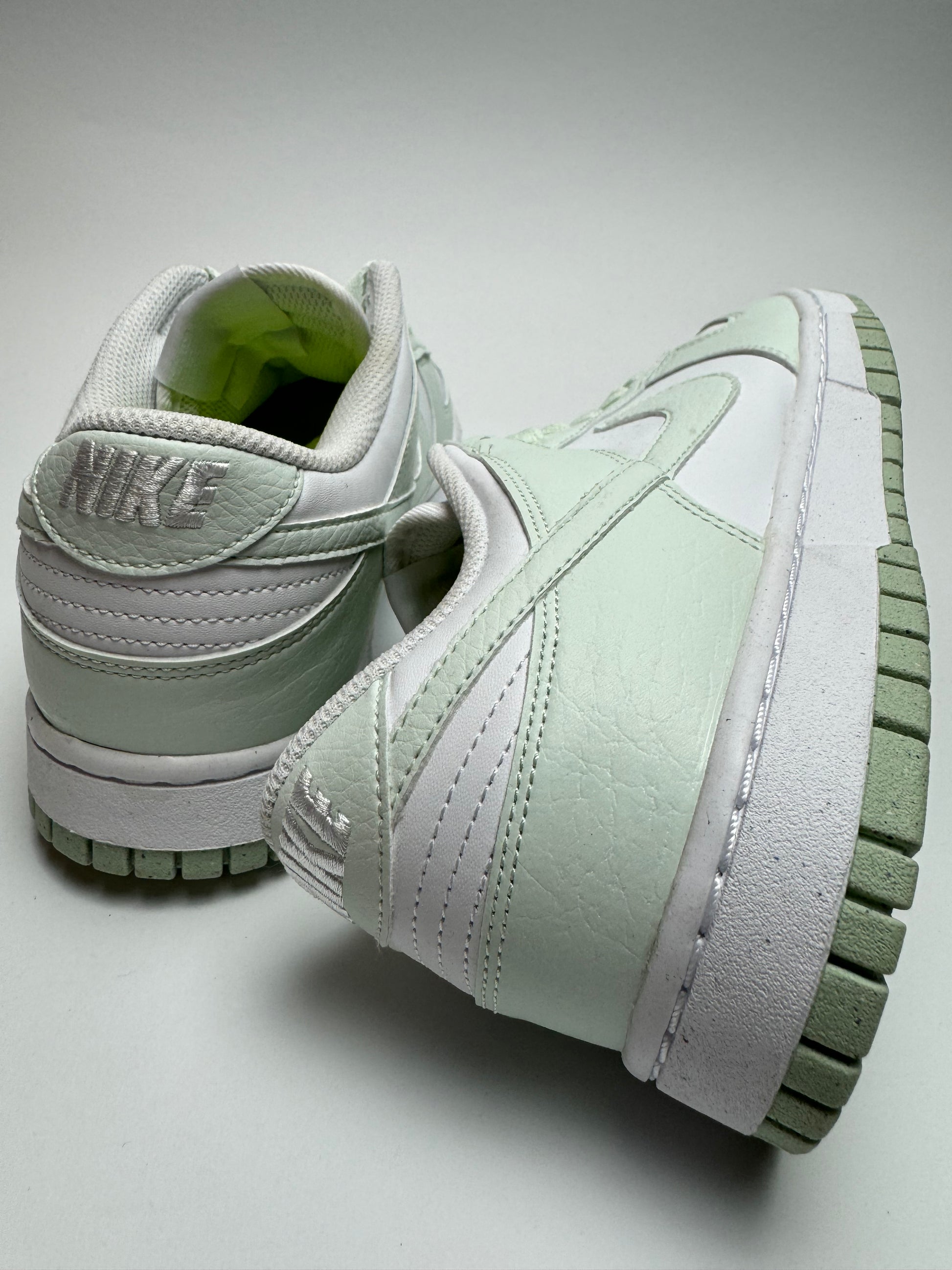 Rückansicht des Sneakers – Nike Dunk Low White Mint mit mint‑farbenem Heel‑Tab und weißer Cup-Sohle
