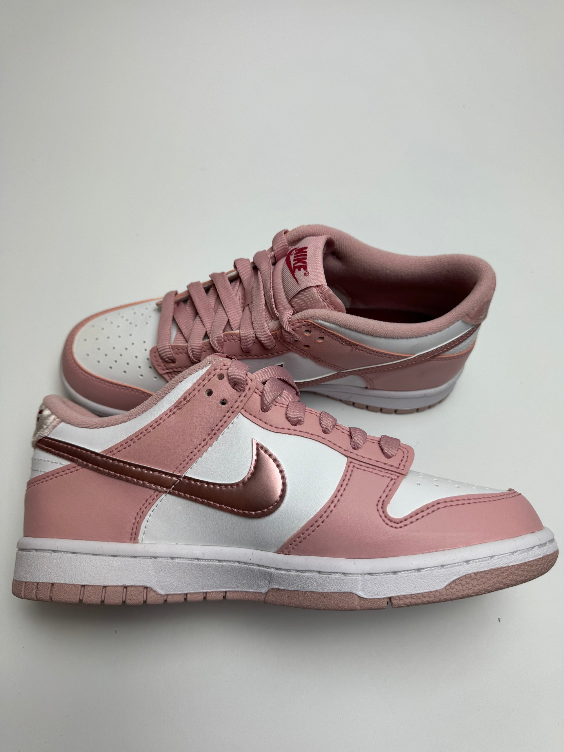 Nike Dunk Low Pink Velvet – linke Außenseite mit metallic‑rosa Swoosh und white midsole