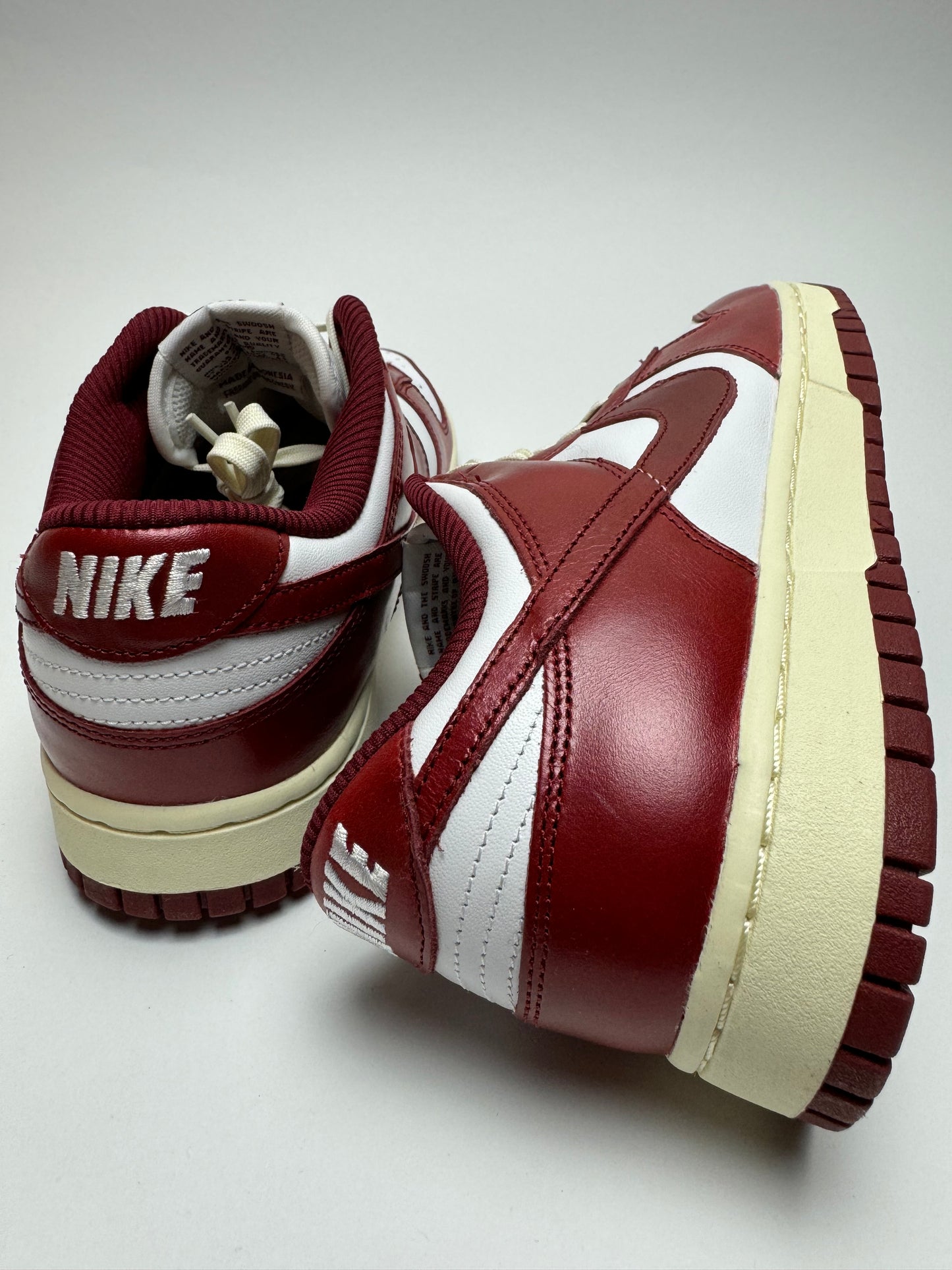 Rückansicht des Sneakers – Nike Dunk Low Vintage Team Red mit gepolstertem Heel‑Tab und Team‑Red‑Outsole