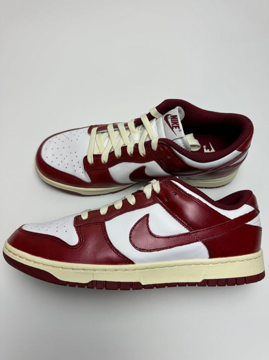 Nike Dunk Low Vintage Team Red – rechte Seitenansicht mit weißem Leder-Upper und burgundyfarbenem Team‑Red‑Overlay
