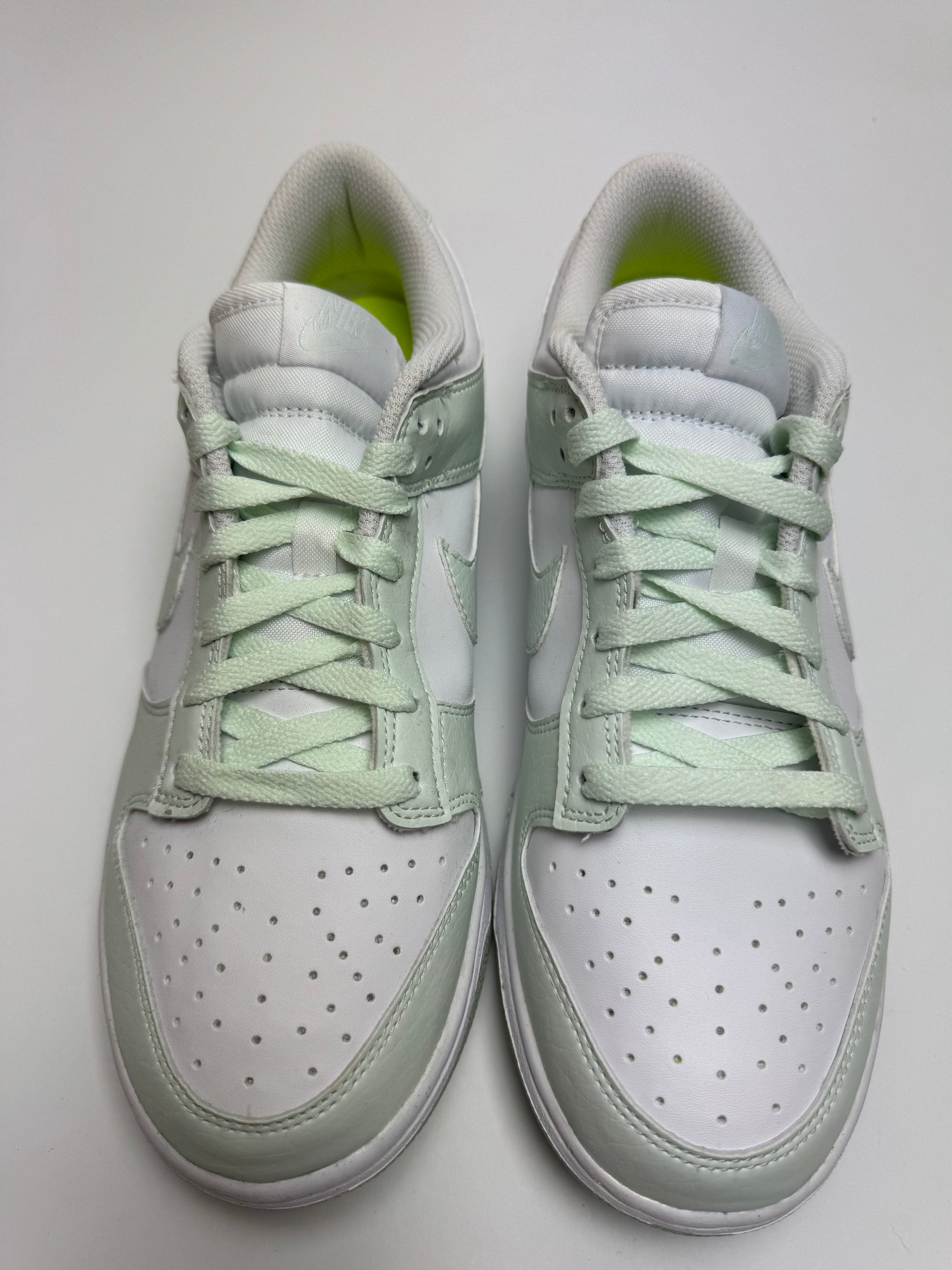 Detailansicht der Zunge – Nike Dunk Low White Mint mit gewebtem Nike-Tag auf gepolsterter Zunge