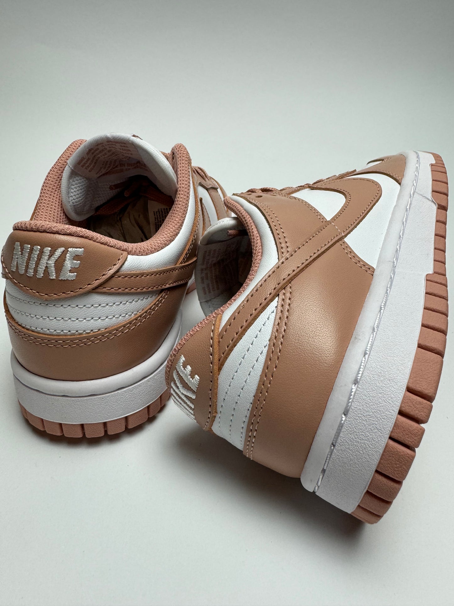 Rückansicht des Sneakers – Rose Whisper mit mint getönten Outsole‑Finish und durchgängiger Farbkombination