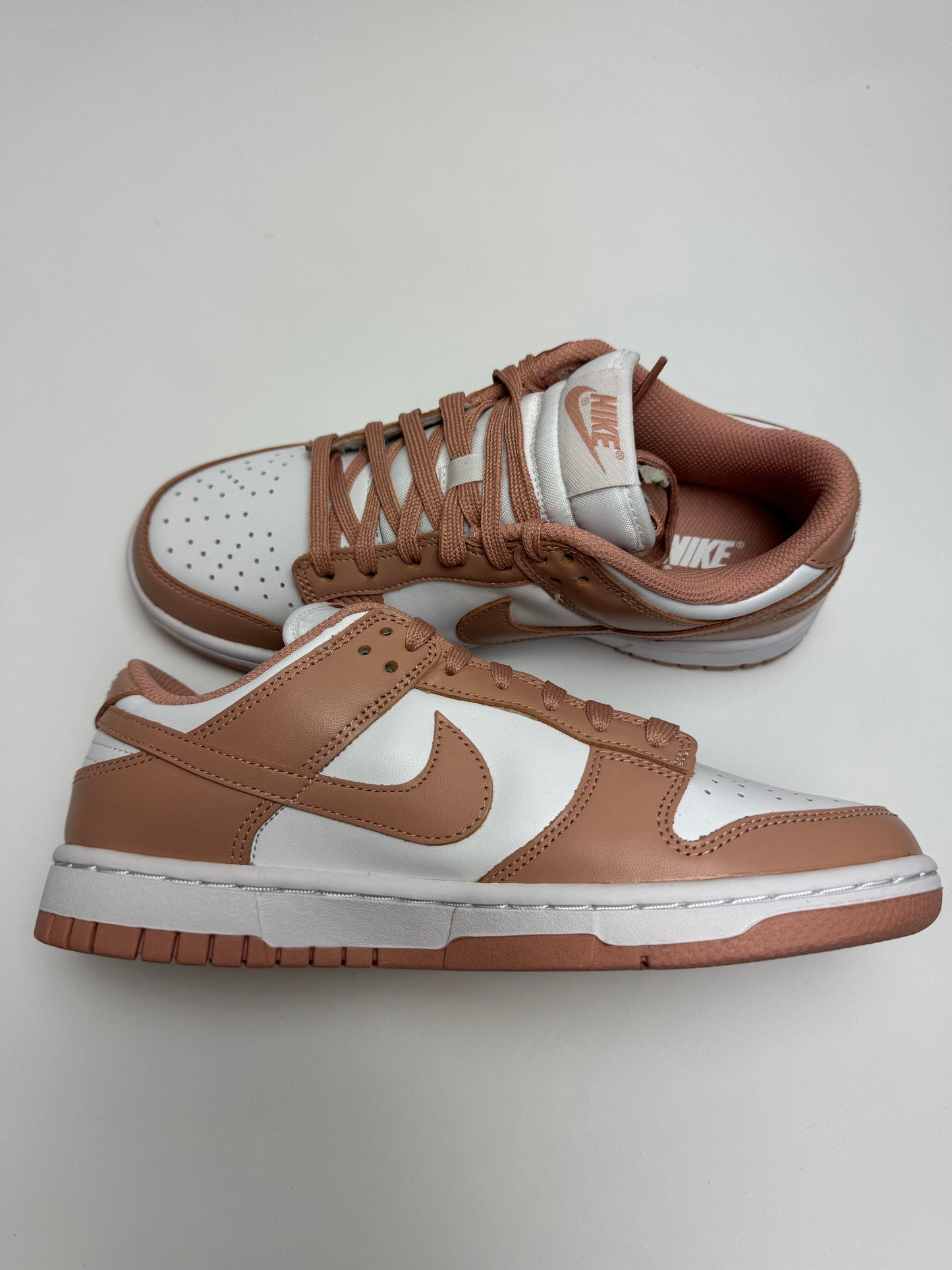Nike Dunk Low Rose Whisper – linke Außenseite mit rosefarbenem Swoosh und clean weißer Mittelsohle
