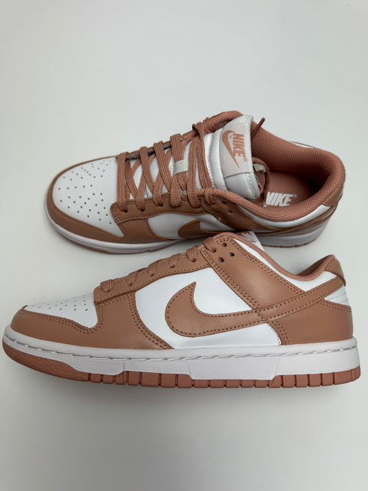 Nike Dunk Low Rose Whisper – rechte Seitenansicht mit weißem Leder-Upper und zartrosafarbenen Overlays