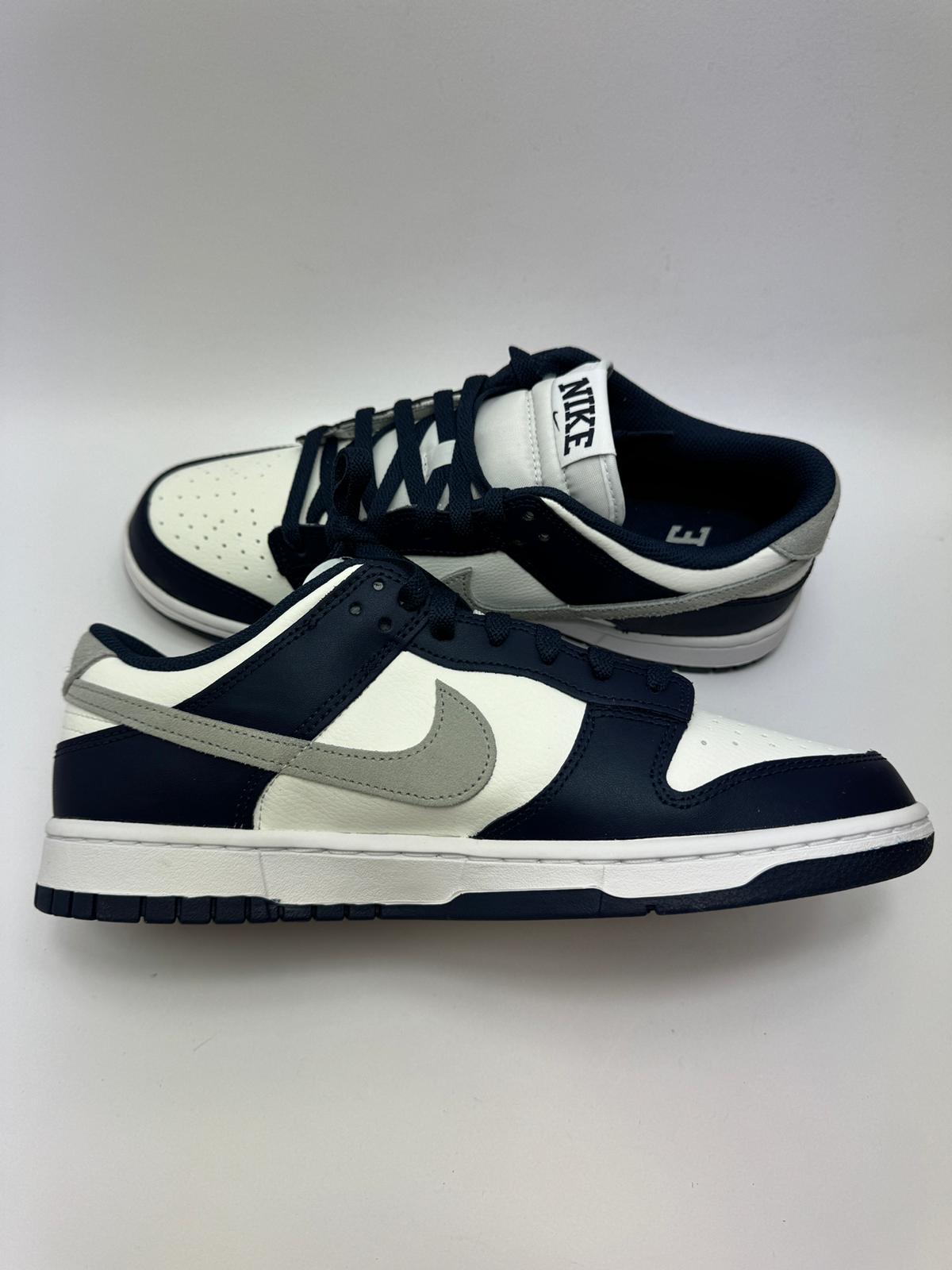 Nike Dunk Low Summit White Midnight Navy – linke Außenseite mit klassischem Swoosh und dunkelblauen Akzenten