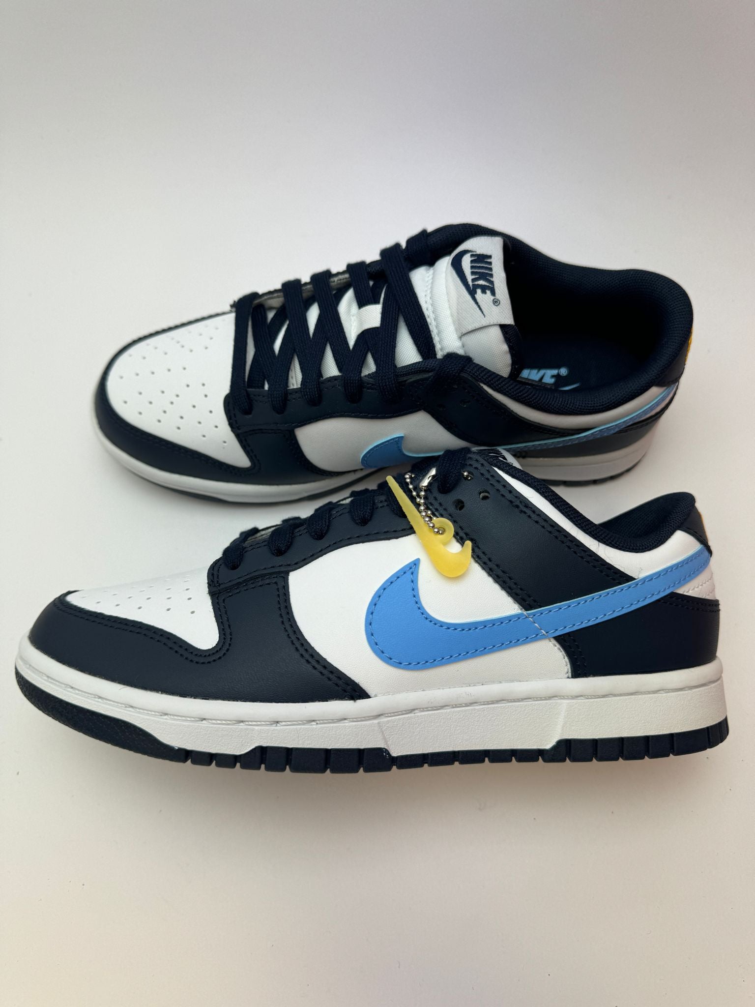 Nike Dunk Low Midnight Navy University Blue – rechte Seitenansicht mit weißem Leder-Upper und dunkelblauen Overlays