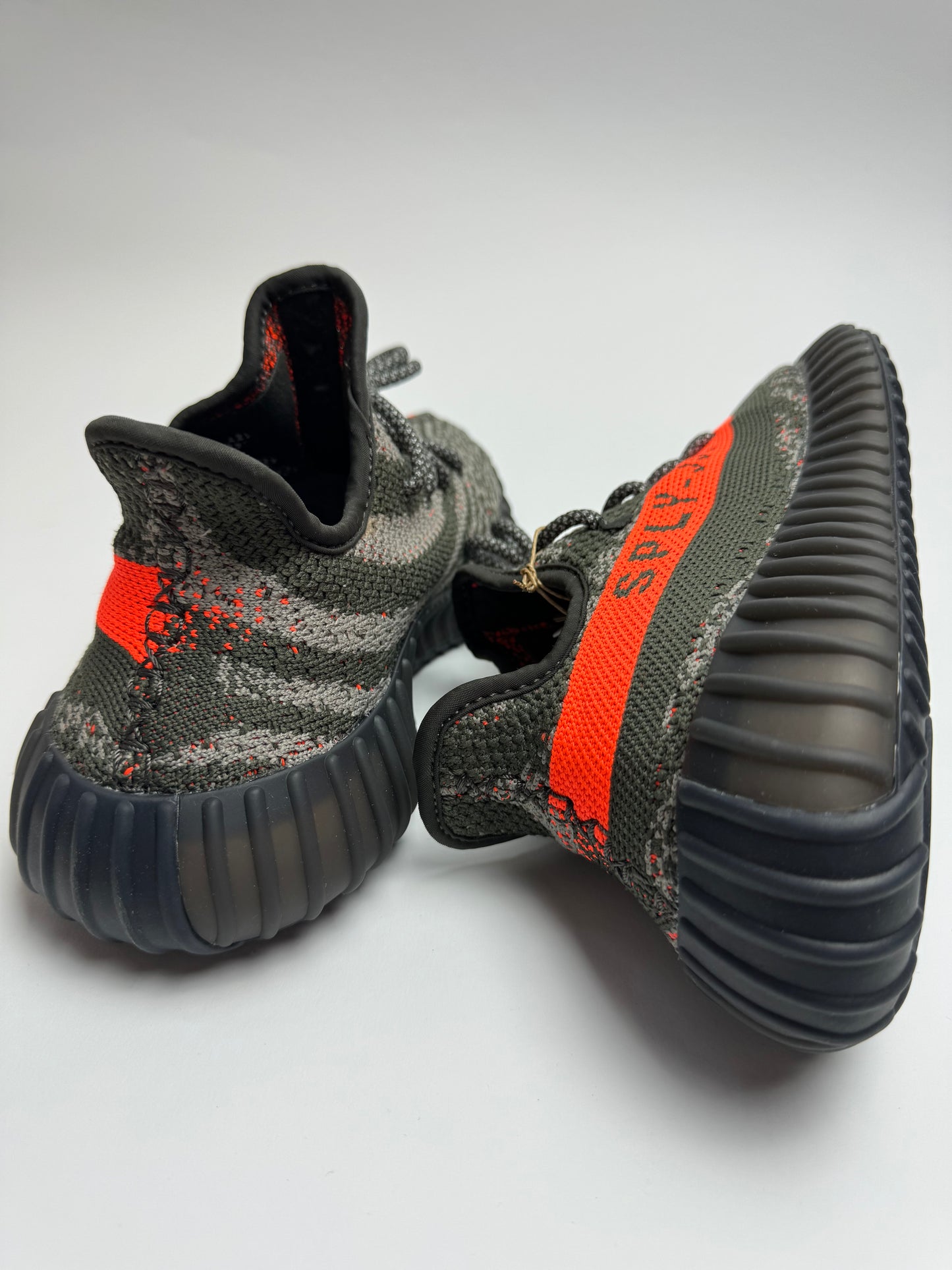 Yeezy Boost 350 V2 „Carbon Beluga“