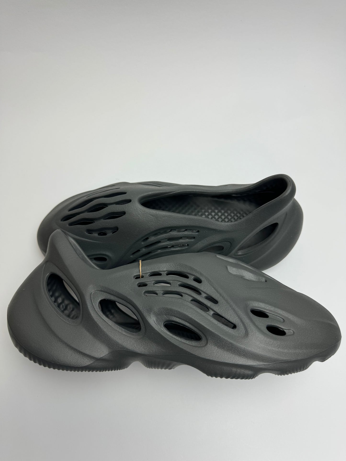 Yeezy Foam RNNR "Carbon"