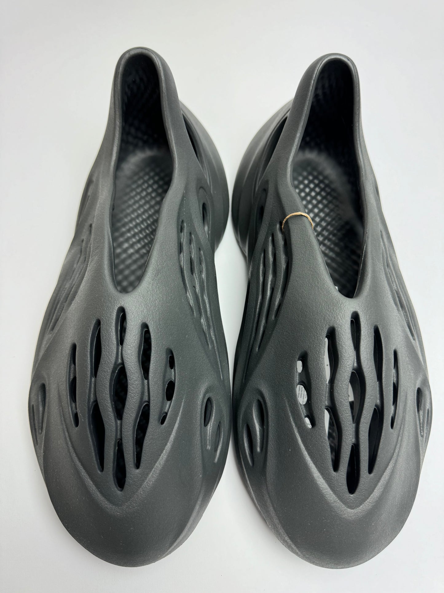 Yeezy Foam RNNR "Carbon"