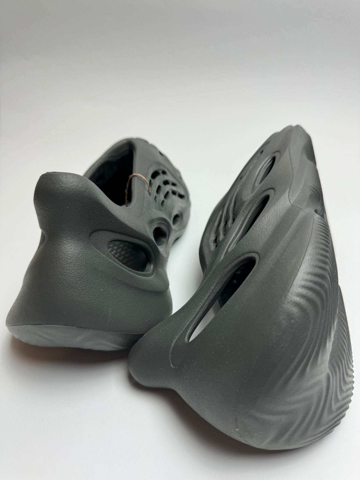 Yeezy Foam RNNR „Carbon“