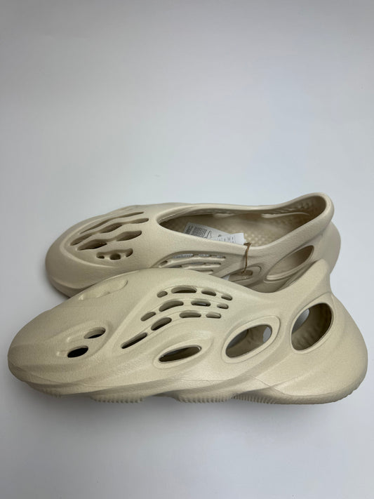 Yeezy Foam RNNR „Sand“