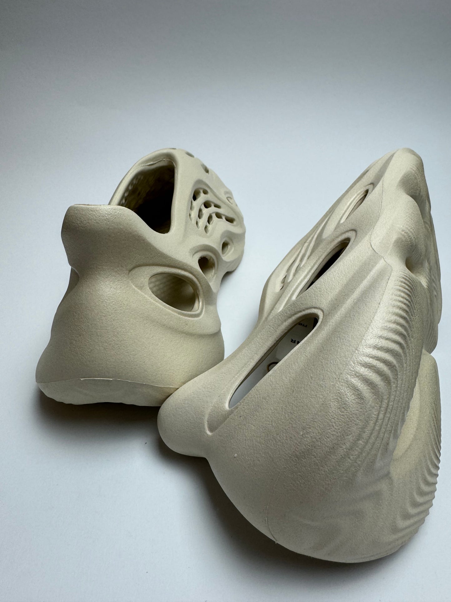 Yeezy Foam RNNR „Sand“