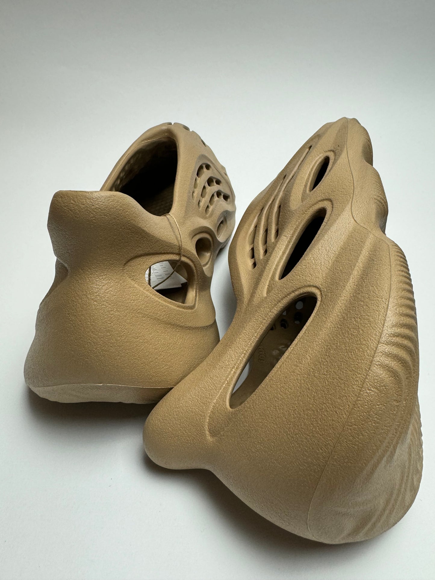 Yeezy Foam RNNR „Clay Taupe“