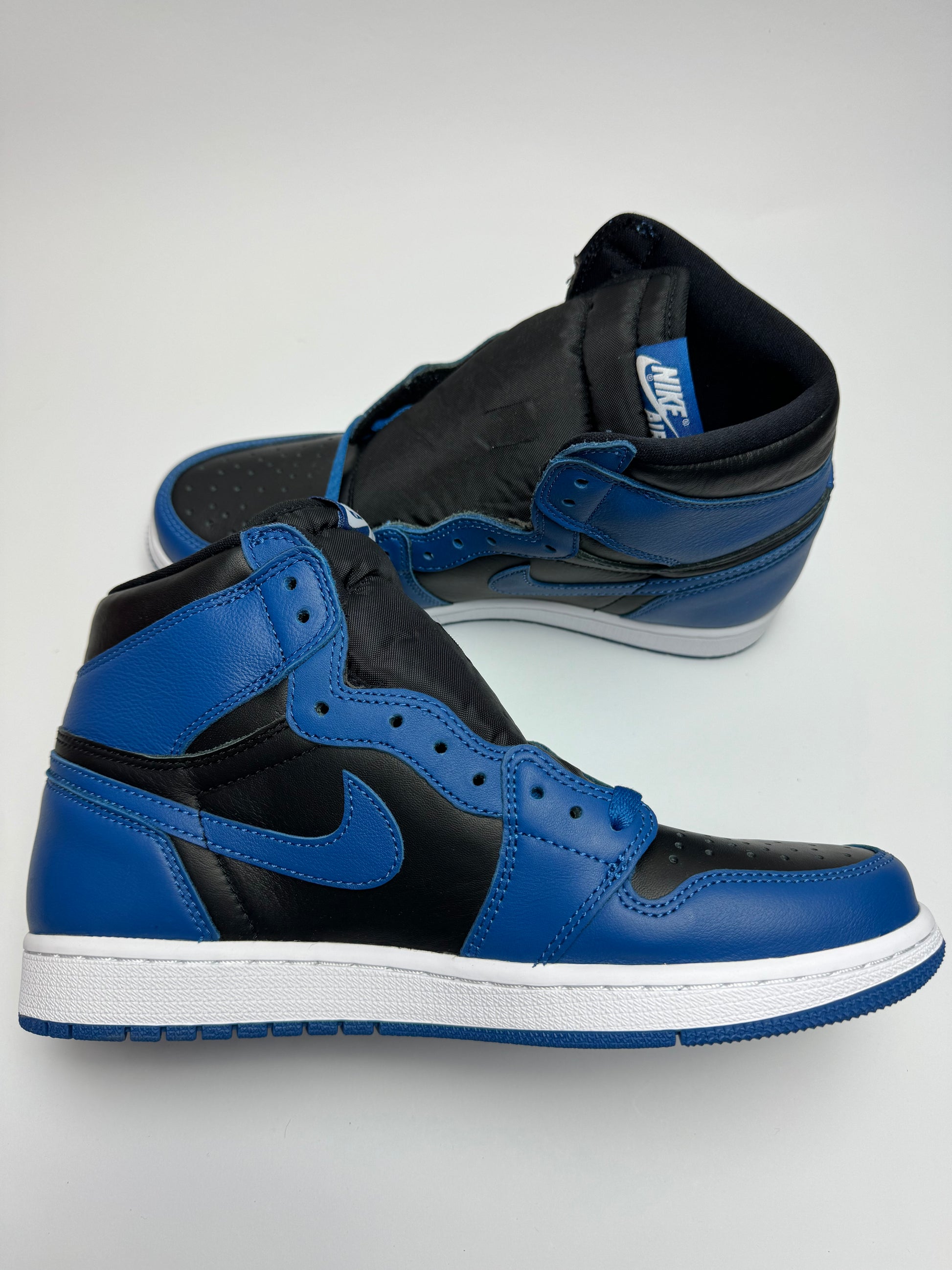 Air Jordan 1 High Dark Marina Blue – linke Außenseite mit Dark Marina Blue Swoosh und weißer Mittelsohle
