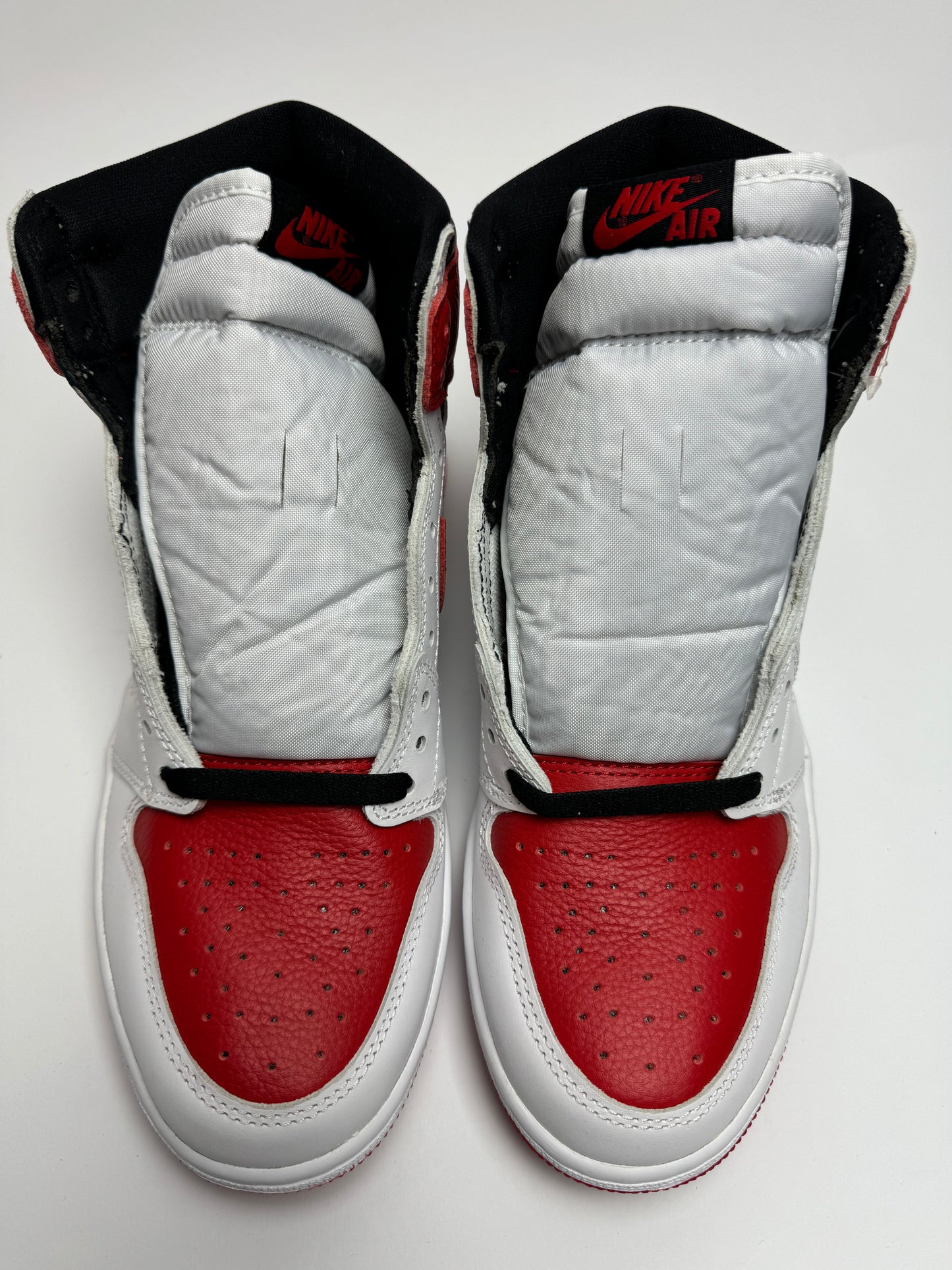 Detailansicht der Zunge – Air Jordan 1 Heritage mit gewebtem 'Nike Air'‑Label und gepolstertem Kragen