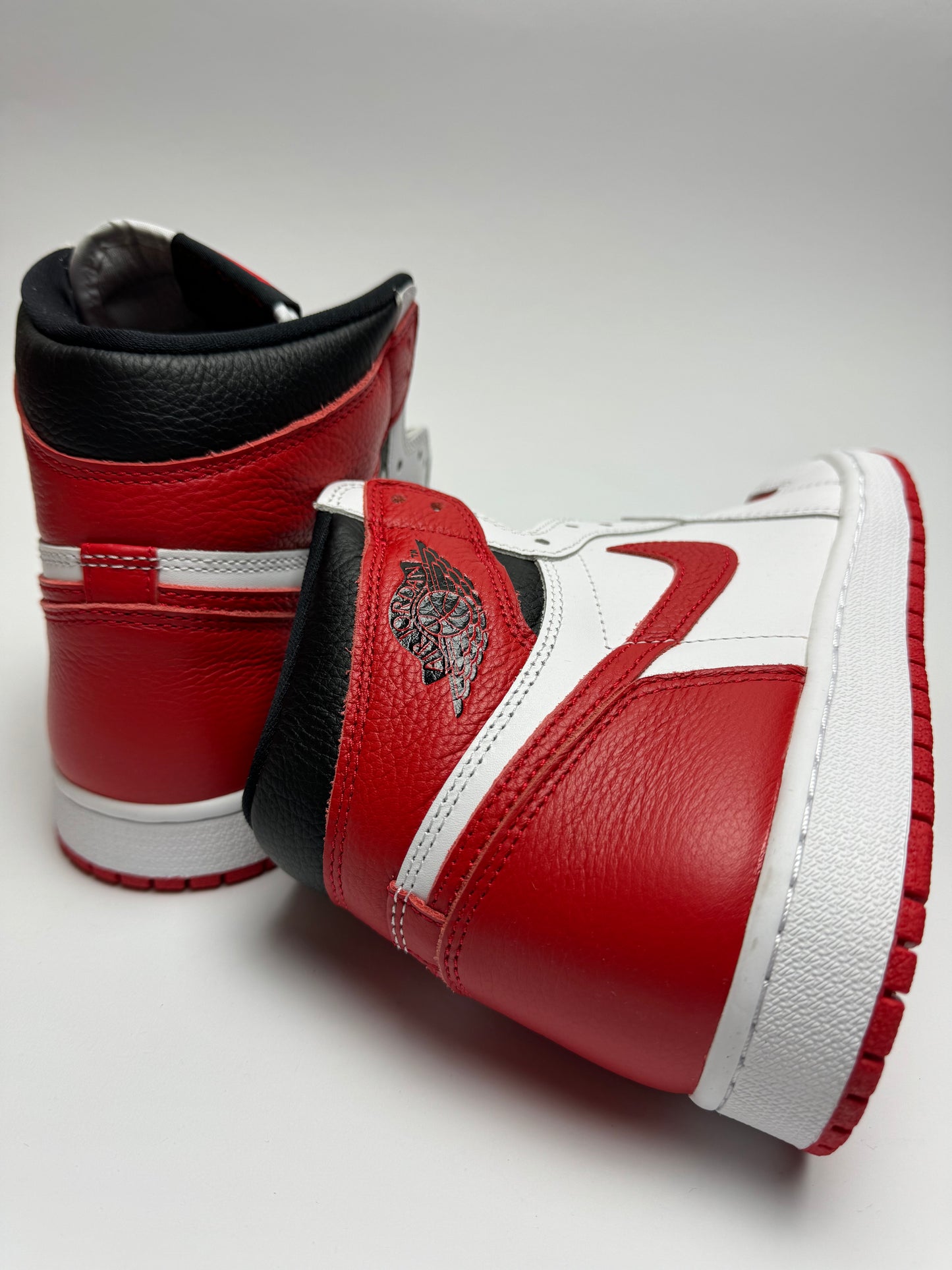 Rückansicht des Sneakers – Air Jordan 1 Heritage mit gepolstertem Heel‑Tab und schwarzem Wings‑Logo“