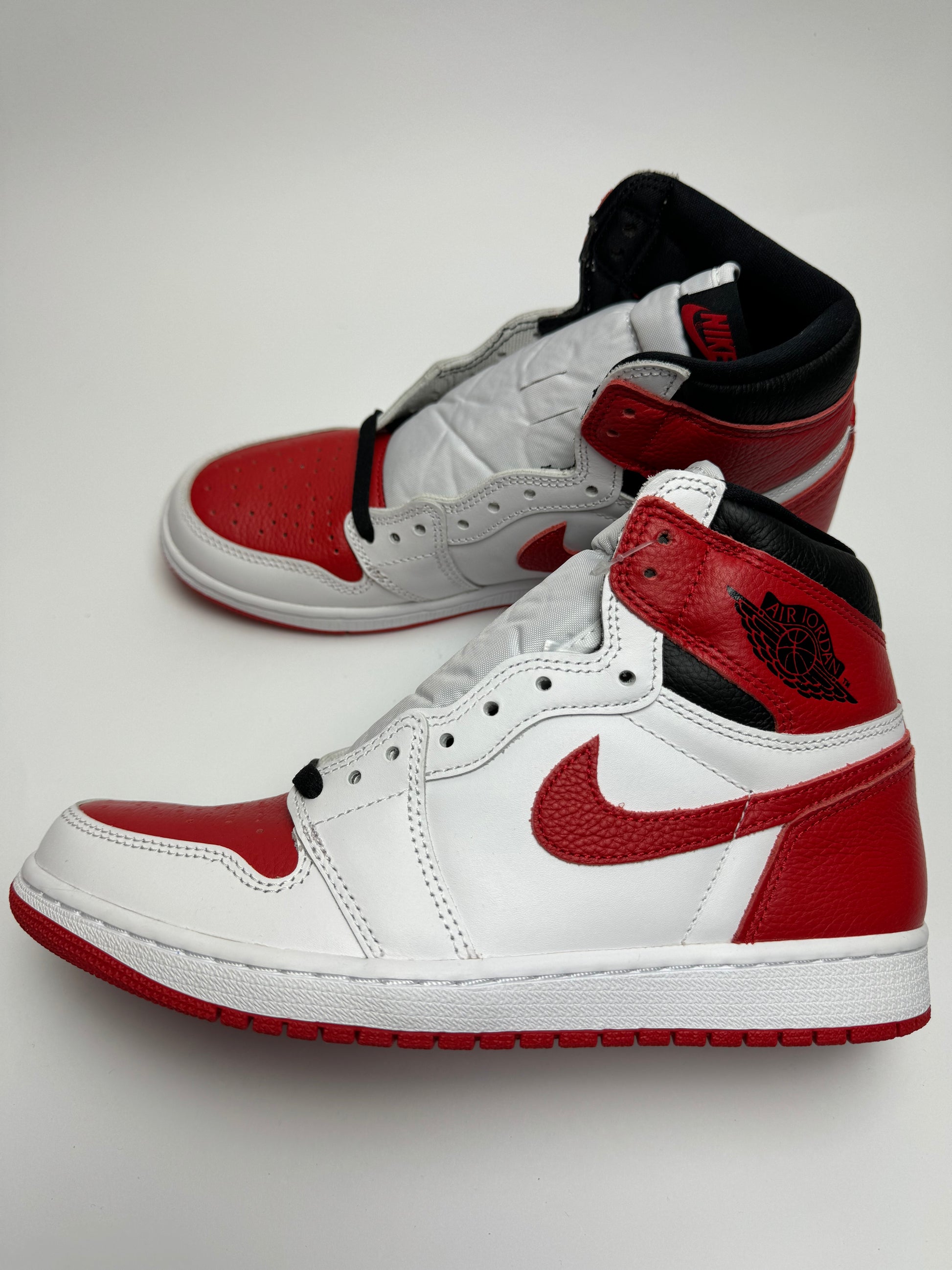 Air Jordan 1 Heritage – rechte Seitenansicht mit weißem Glattleder-Upper, University‑Red-Overlays und schwarzem Swoosh