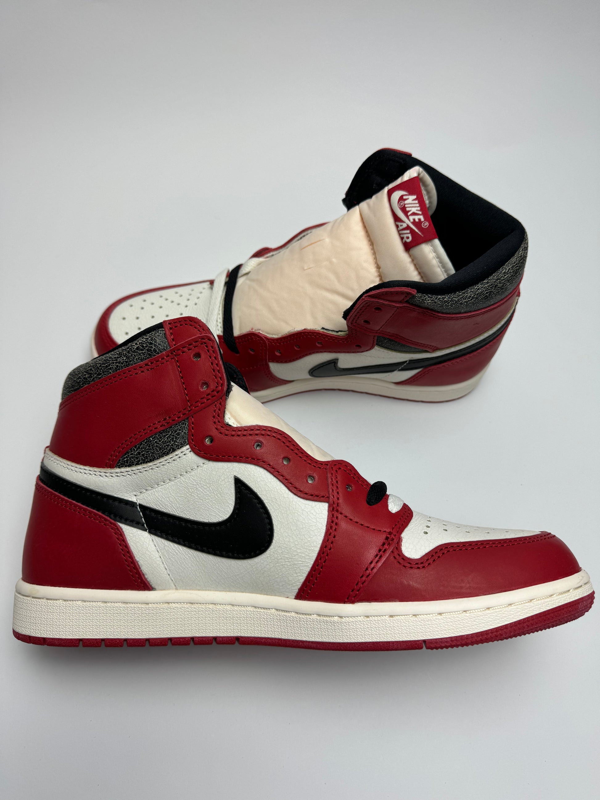 Air Jordan 1 Lost & Found – linke Außenseite mit verwaschenem roten Overlay, schwarzer Collar-Partie und vergilbter Sohle