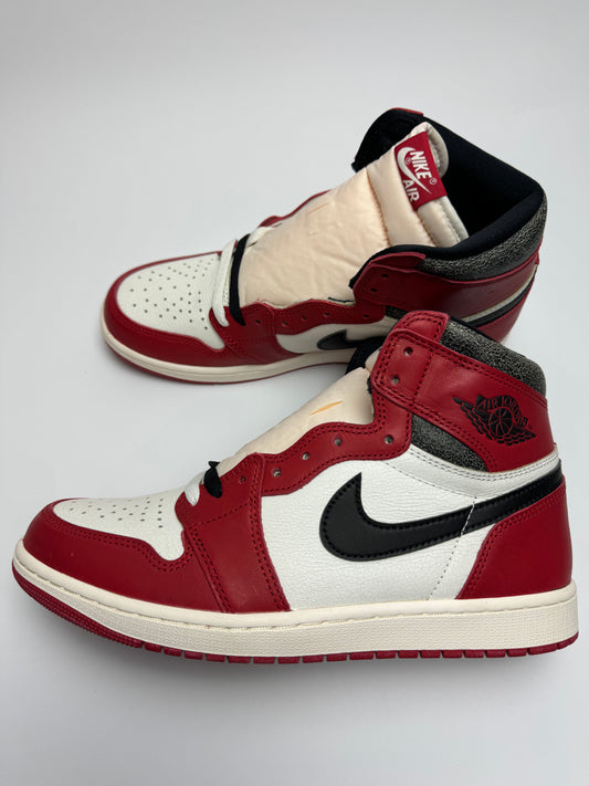 Air Jordan 1 Lost & Found – rechte Seitenansicht mit craqueliertem weißem Leder, roten Chicago-Overlays und schwarzem Swoosh