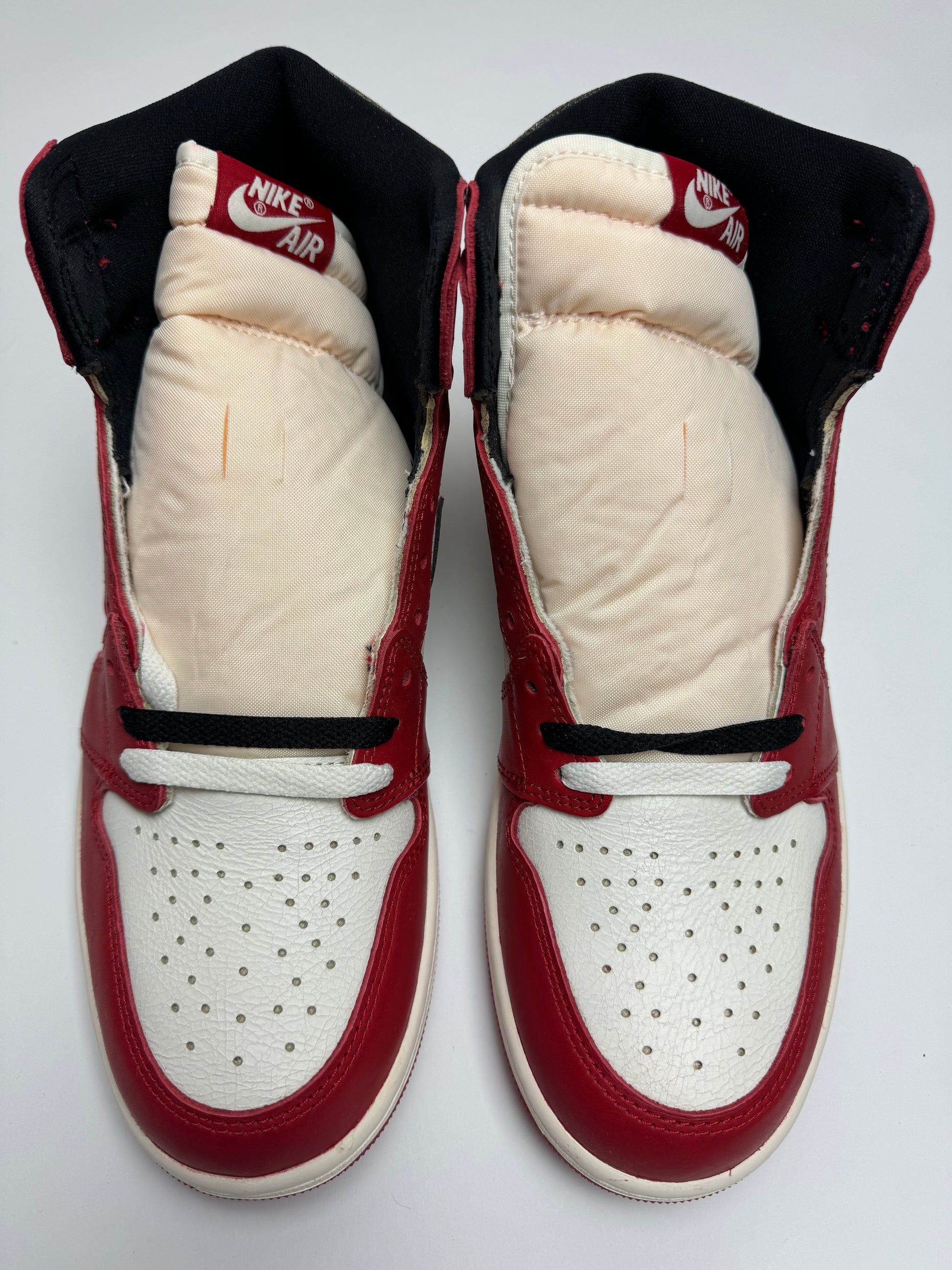 Detailansicht der Zunge – Lost & Found mit muslin-farbenem Nike‑Air‑Tag und gelblicher Nylonzunge