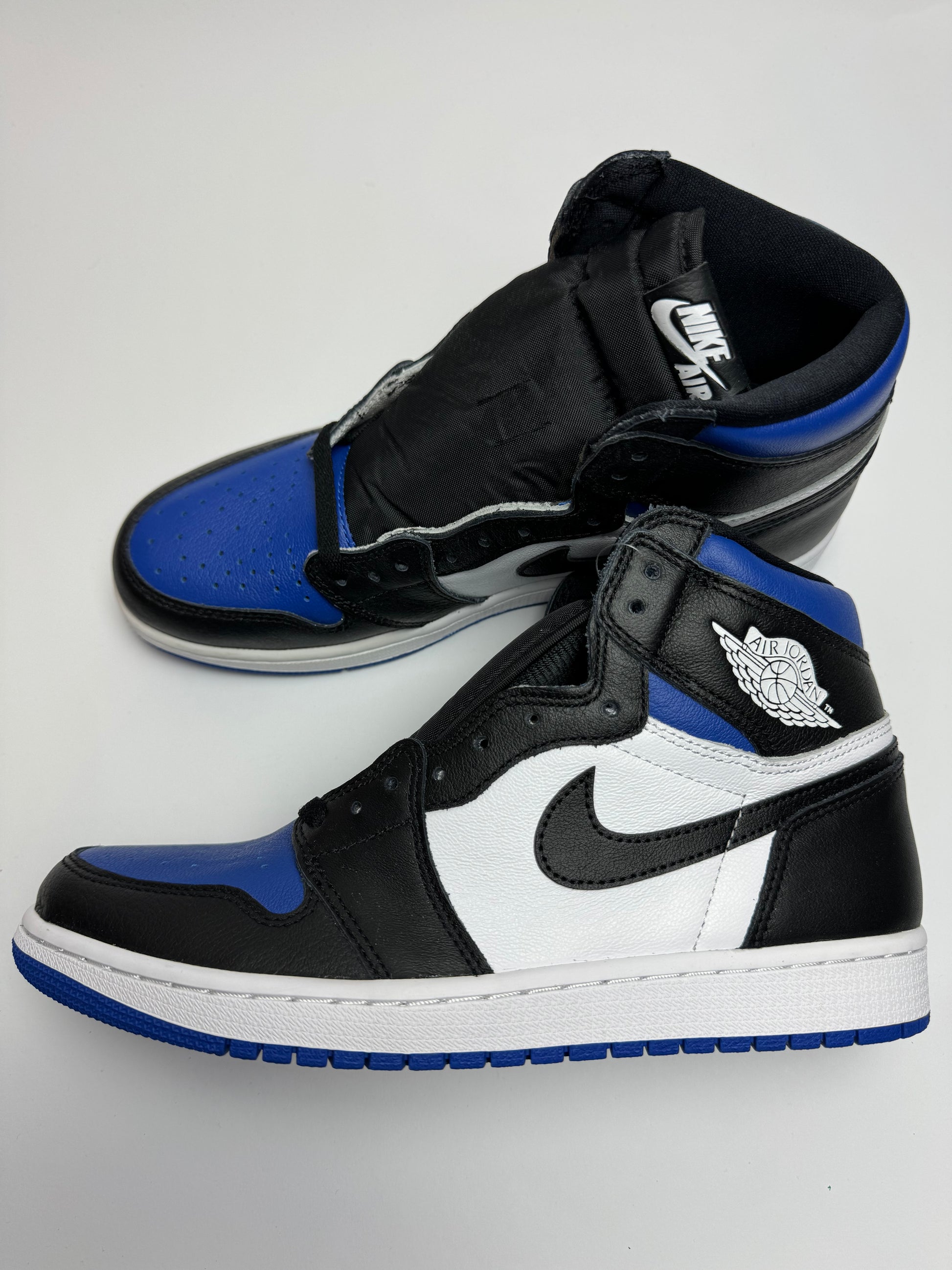 Air Jordan 1 Royal Toe – rechte Seitenansicht mit weißem Leder-Upper und schwarzen Overlays