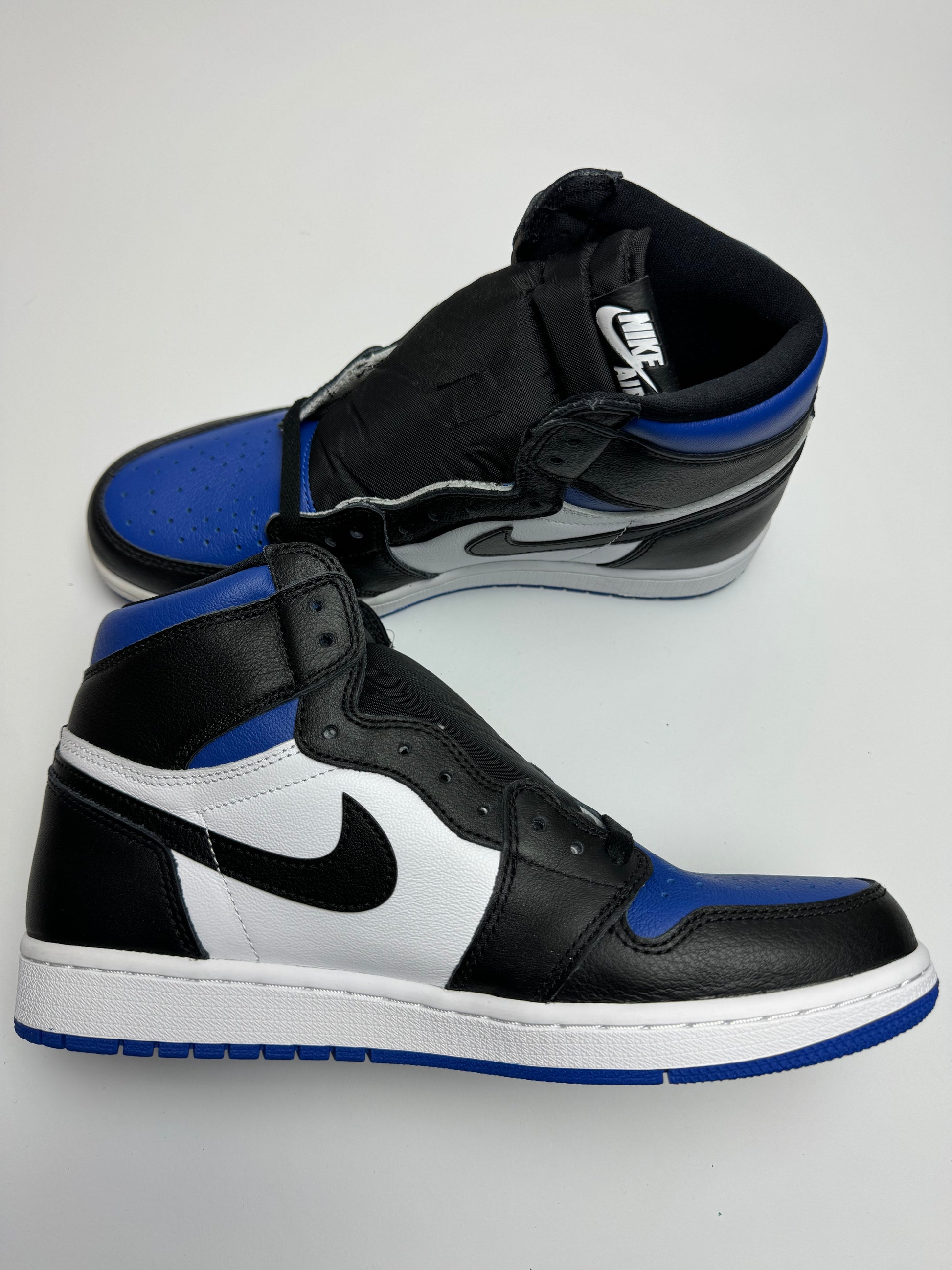 Air Jordan 1 Royal Toe – linke Außenseite mit royalblauer Toebox und schwarzem Swoosh