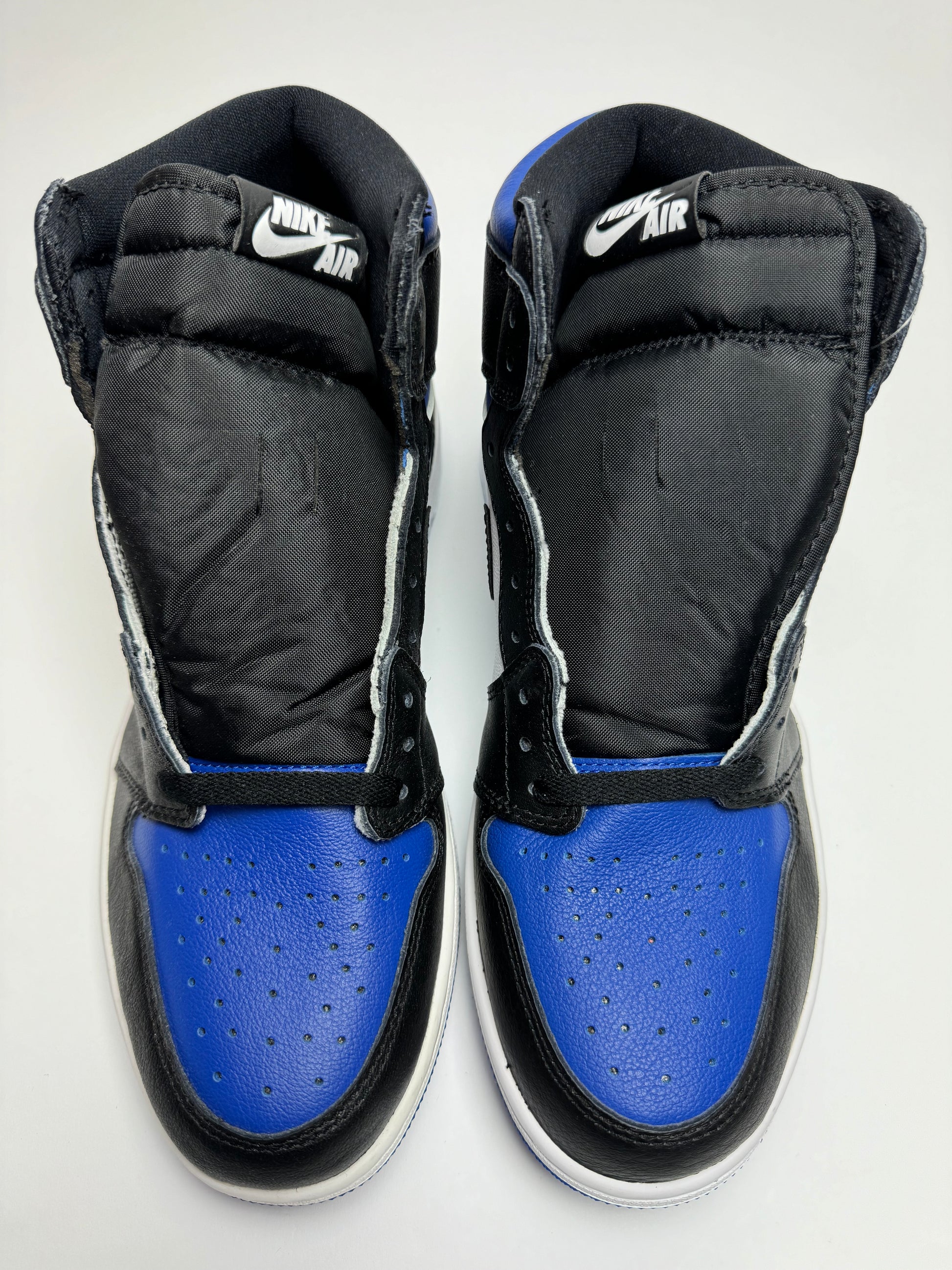 Detailansicht der Zunge – Air Jordan 1 Royal Toe mit gewebtem ‚Nike Air‘-Label auf schwarzer Nylonzunge