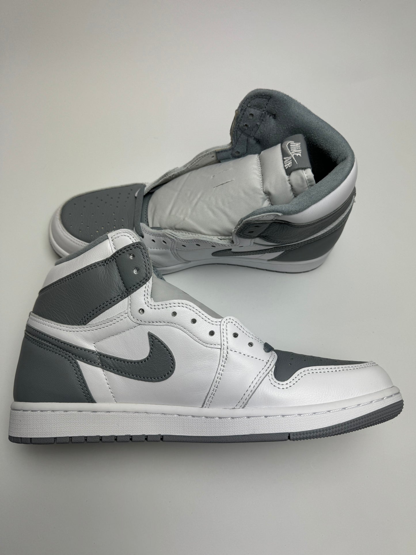 Air Jordan 1 Stealth – linke Außenseite mit grau-silbernem Swoosh und passender Mittelsohle