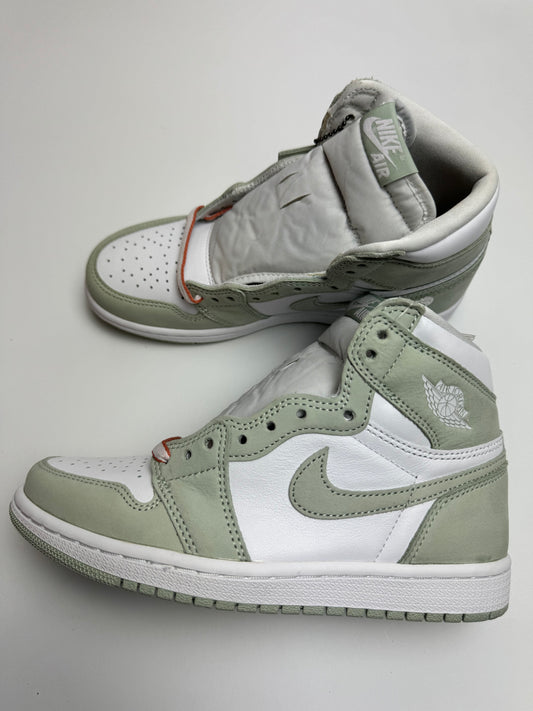 Air Jordan 1 High OG Seafoam – rechte Seitenansicht mit weißem Leder-Upper und pastellgrünen Seafoam-Overlays