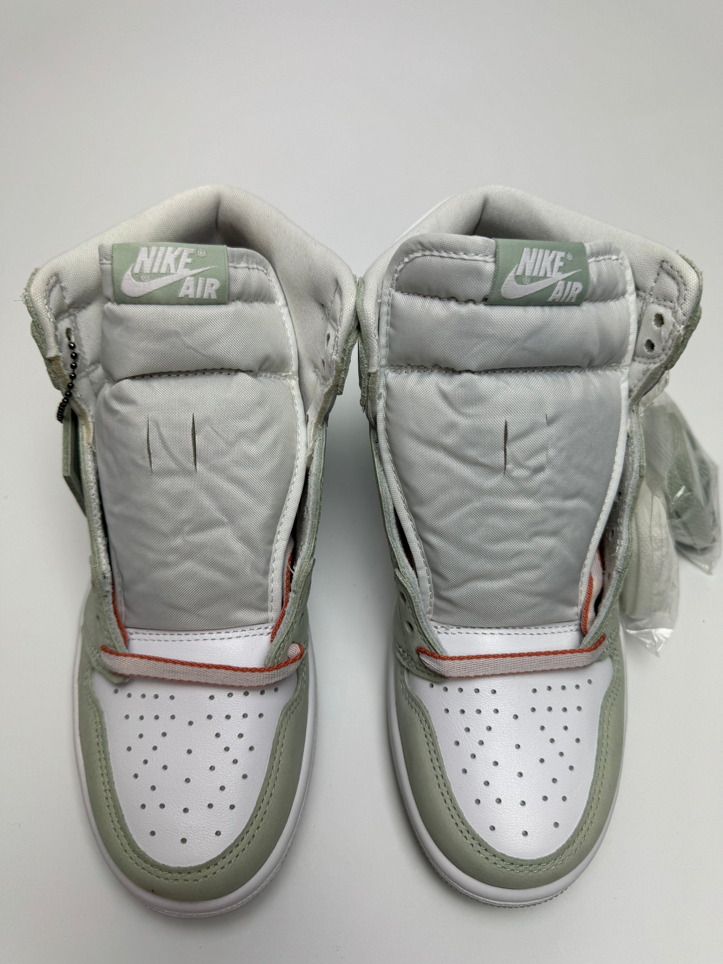 Detailansicht der Zunge – Air Jordan 1 High OG Seafoam mit „Nike Air“-Zungenlabel und gepolstertem Kragen