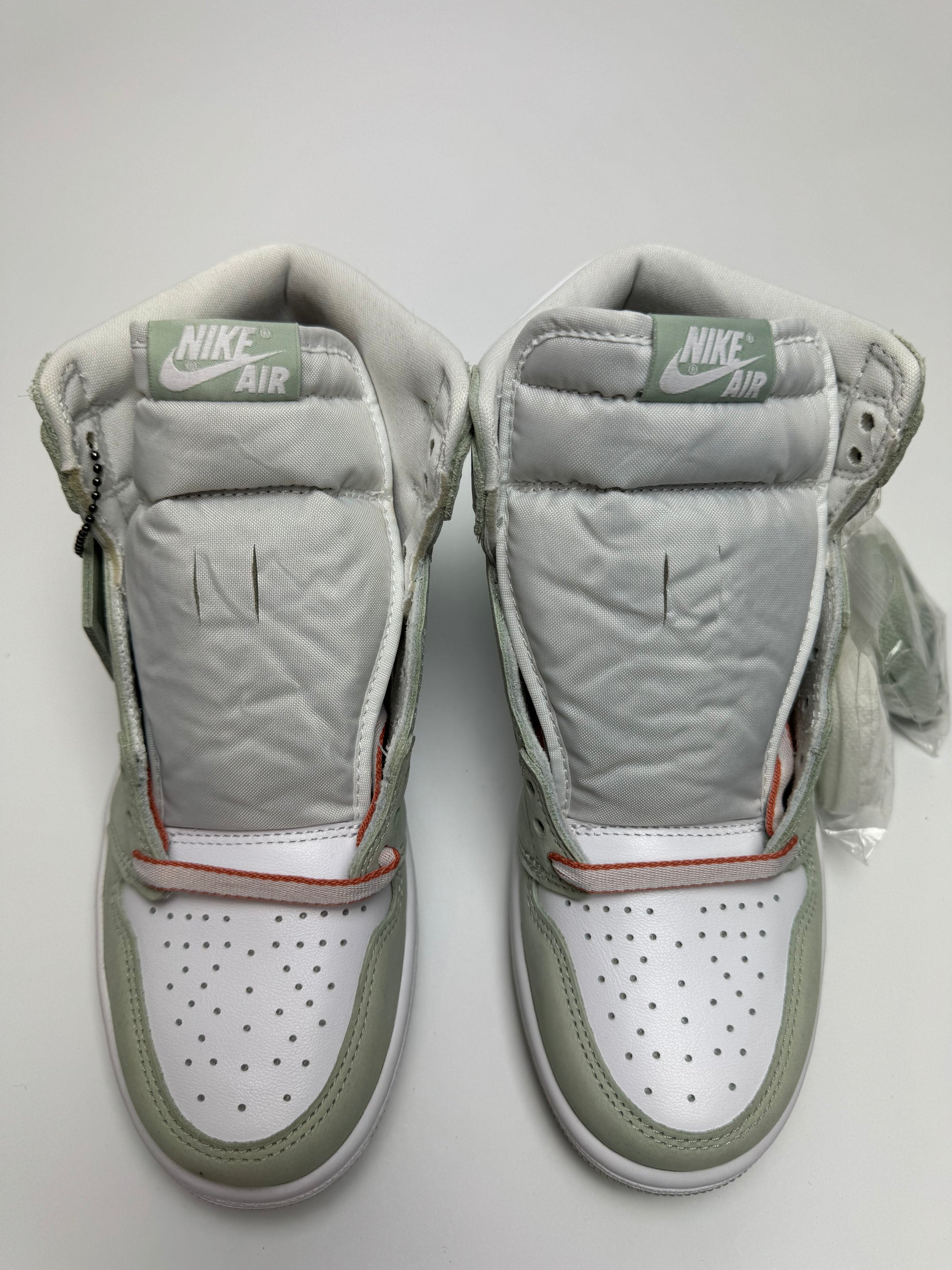 Detailansicht der Zunge – Air Jordan 1 High OG Seafoam mit „Nike Air“-Zungenlabel und gepolstertem Kragen