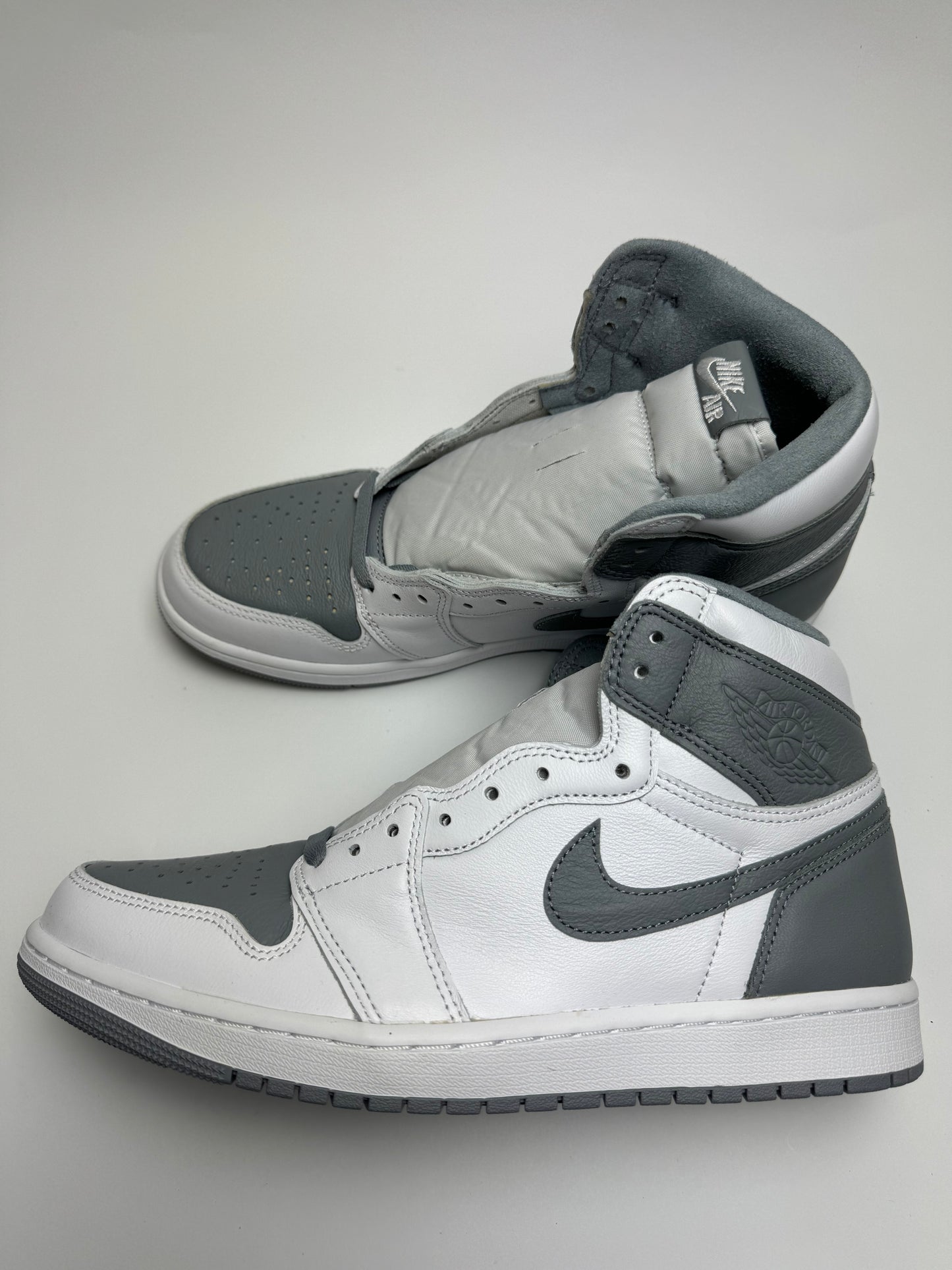 Air Jordan 1 Stealth – rechte Seitenansicht mit weißem Glattleder-Upper und grau getönten Stealth-Overlays
