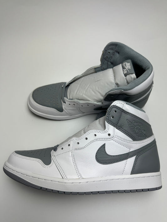 Air Jordan 1 Stealth – rechte Seitenansicht mit weißem Glattleder-Upper und grau getönten Stealth-Overlays