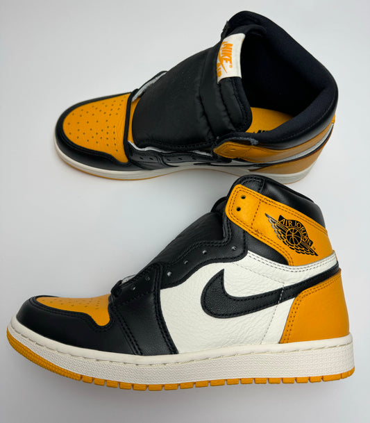 Air Jordan 1 High OG Yellow Toe – rechte Seitenansicht mit Taxi‑Yellow‑Toebox, schwarzem Leder‑Overlay und weißem Upper