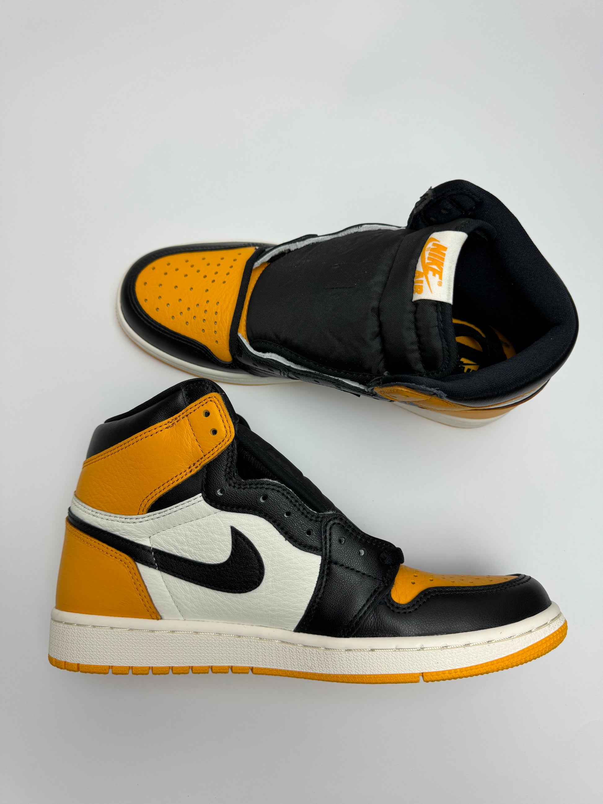 Air Jordan 1 High OG Yellow Toe – linke Außenseite mit schwarzer Nike‑Air‑Zungenumrandung, Glattleder und kontrastierender Ferse