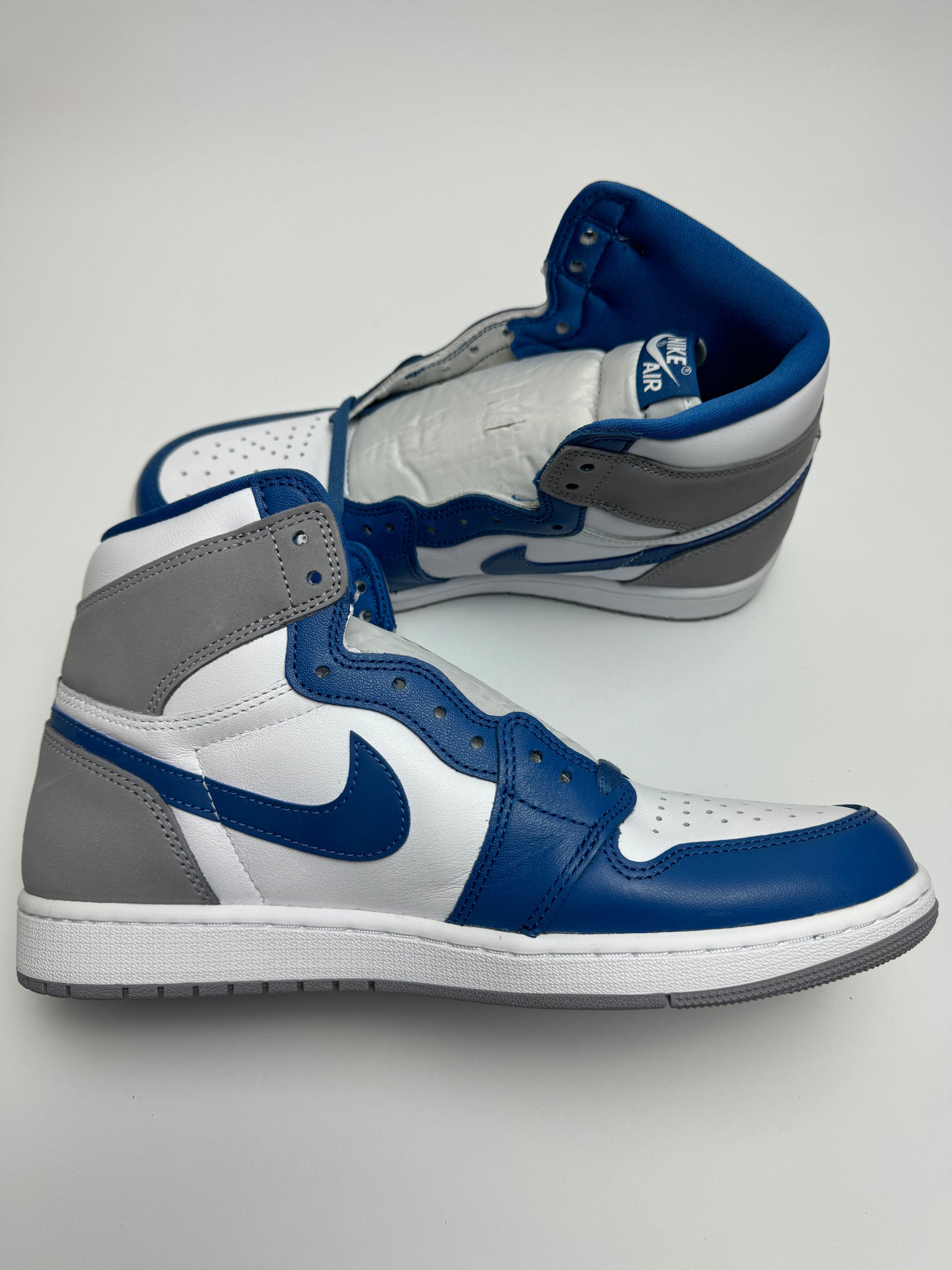 Air Jordan 1 True Blue – linke Außenseite mit weißem Base, True Blue-Toebox und Cement Grey Upper-Heel