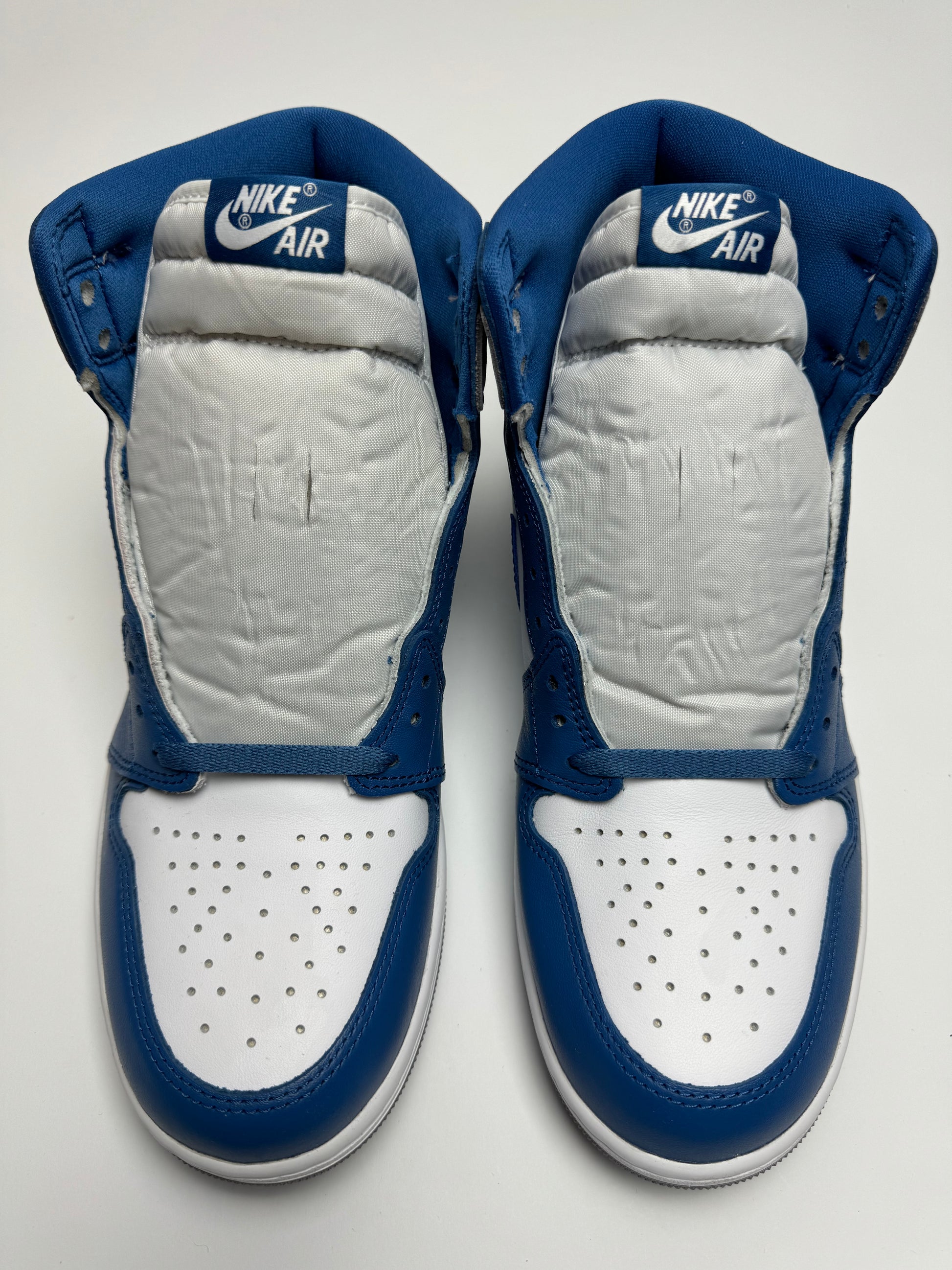 Detailansicht der Zunge – Air Jordan 1 True Blue mit gewebtem Nike Air-Label und gepolstertem Nylon-Zungenrand