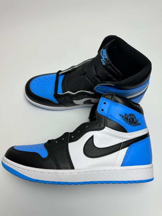 Air Jordan 1 High UNC Toe – rechte Seitenansicht mit University‑Blue‑Toebox, schwarzem Leder‑Overlay und weißem Upper