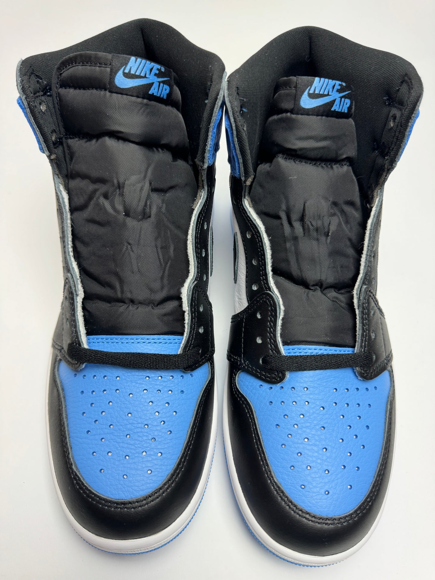 Detailansicht der Zunge – Air Jordan 1 High UNC Toe mit schwarzem Nike‑Air‑Label und gepolstertem Nylonkragen