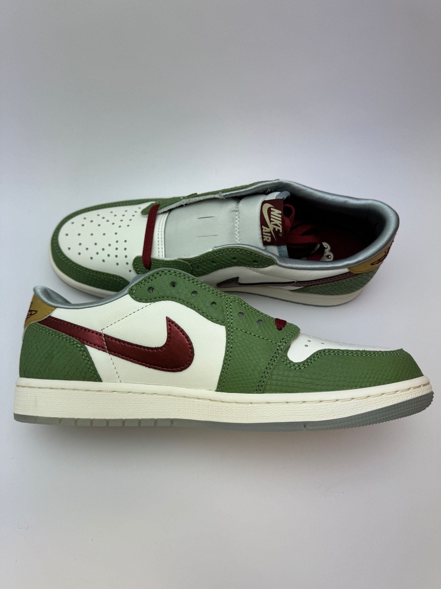 Jordan 1 Low Year of the Dragon – linke Außenseite mit dunkelrotem Swoosh und goldfarbenem Nike Air-Tag
