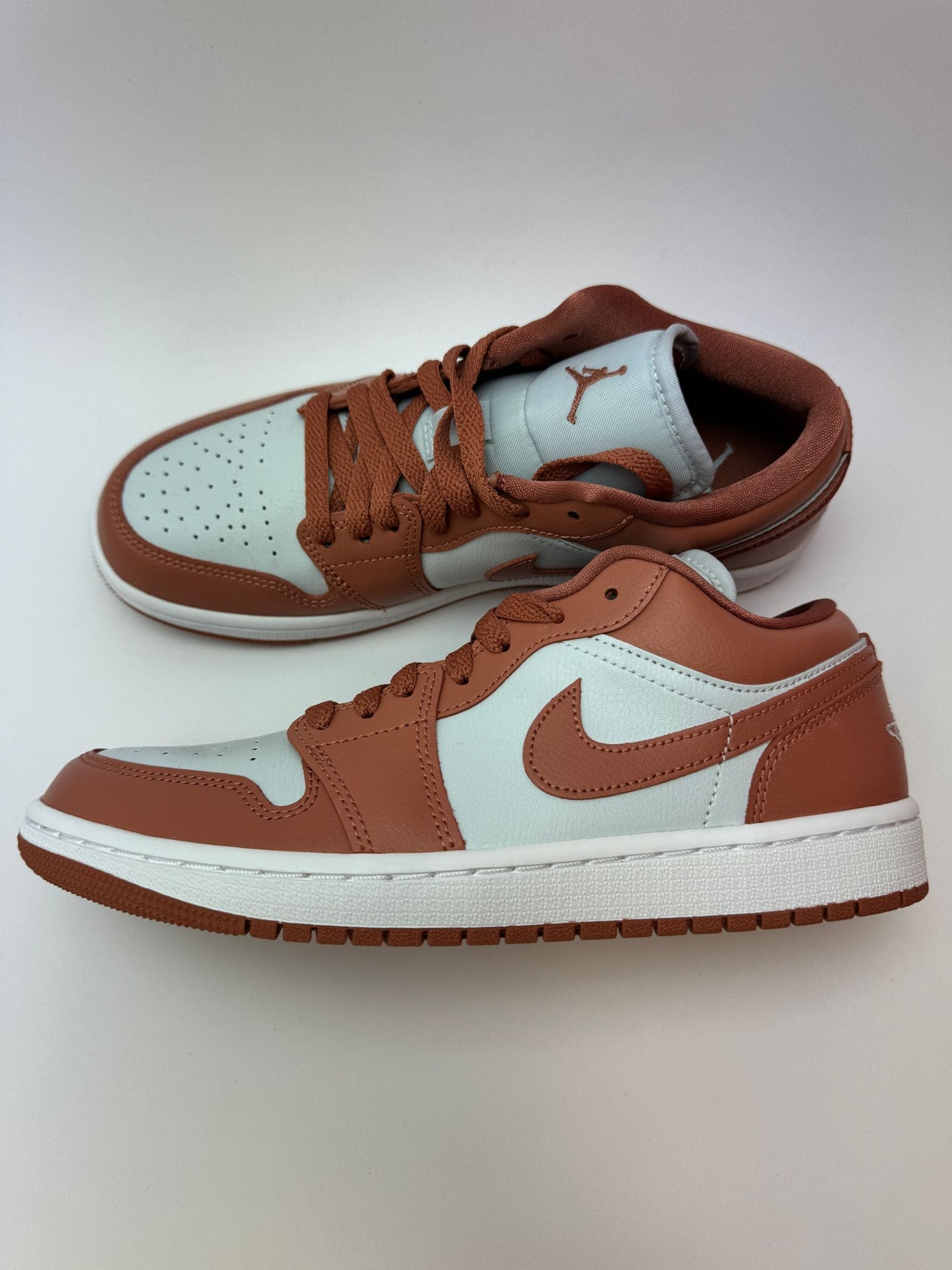 Jordan 1 Low Sky J Orange – rechte Seitenansicht mit weißem Leder‑Upper und knallorangefarbener Overlay-Optik