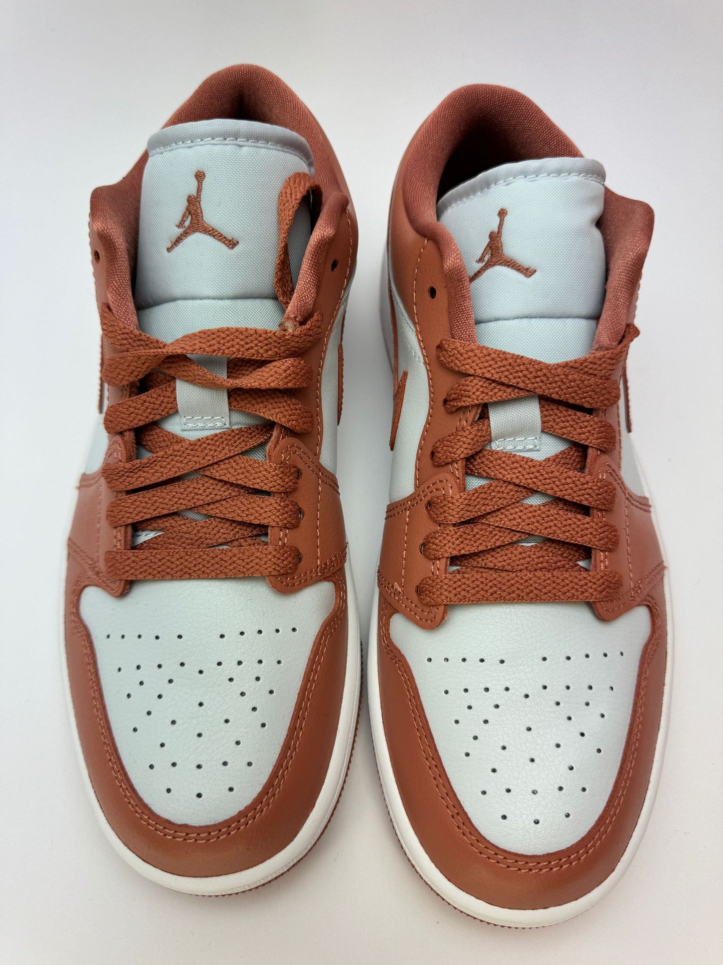 Detailansicht der Zunge – Jordan 1 Low Sky J Orange mit gewebtem Jumpman‑Label und gepolstertem Kragen
