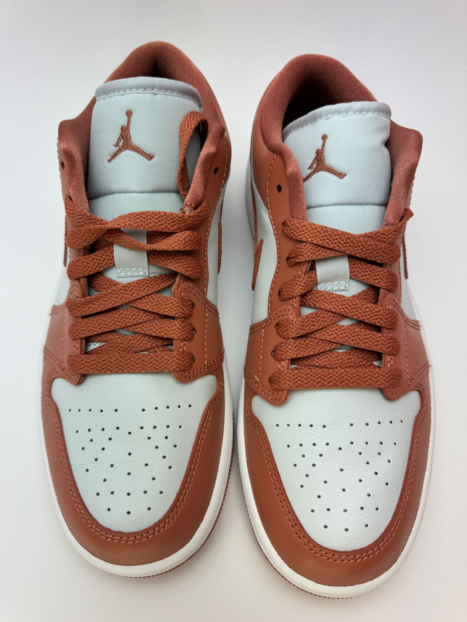 Detailansicht der Zunge – Jordan 1 Low Sky J Orange mit gewebtem Jumpman‑Label und gepolstertem Kragen